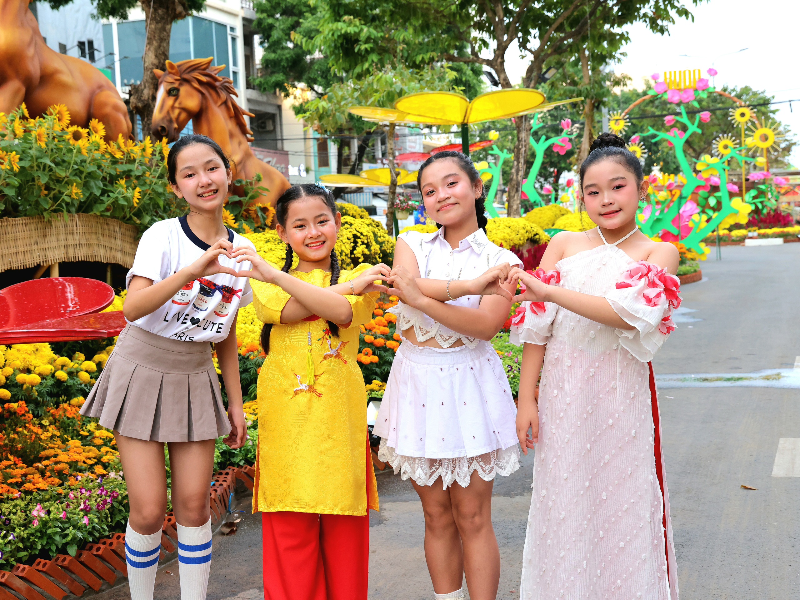 Người dân thích thú check-in tại đường hoa nghệ thuật Cần Thơ trong đêm khai mạc - Ảnh 8.