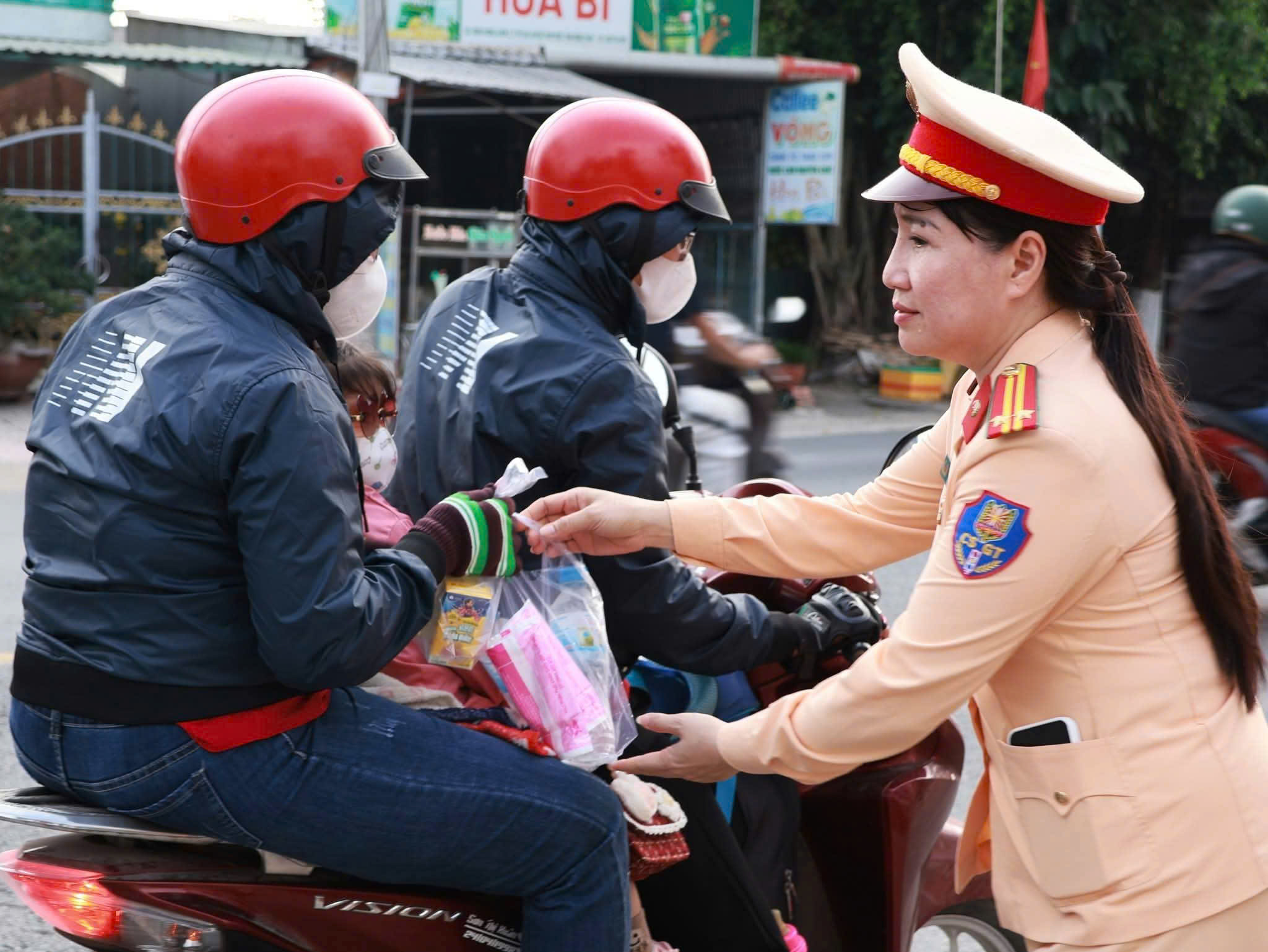 Đồng Th&aacute;p ph&aacute;t nước suối v&agrave; khăn lạnh miễn ph&iacute; cho người d&acirc;n dịp Tết 2026 - Ảnh 2.
