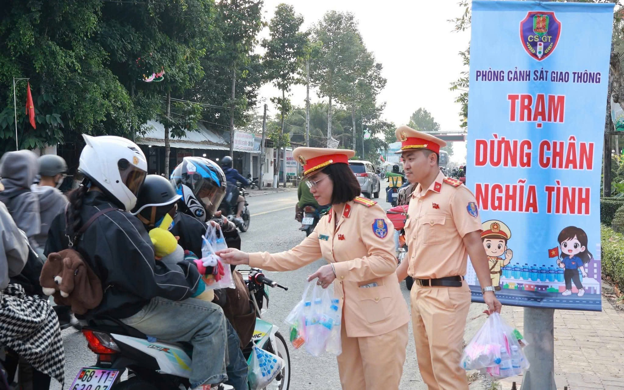 Đồng Tháp: Hơn 10.000 chai nước suối, 5.000 khăn lạnh tại “Trạm dừng chân nghĩa tình”