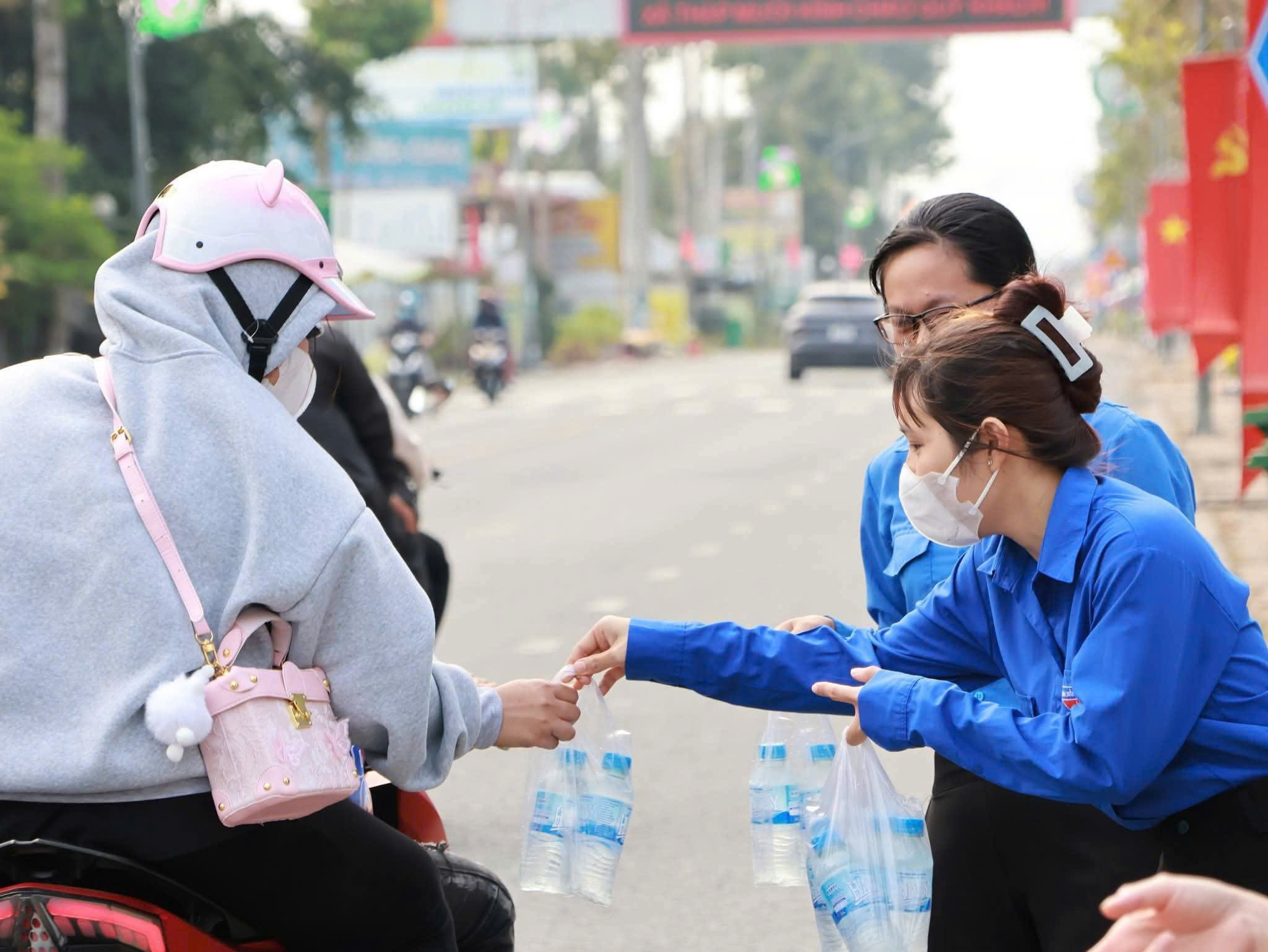 Đồng Th&aacute;p ph&aacute;t nước suối v&agrave; khăn lạnh miễn ph&iacute; cho người d&acirc;n dịp Tết 2026 - Ảnh 8.