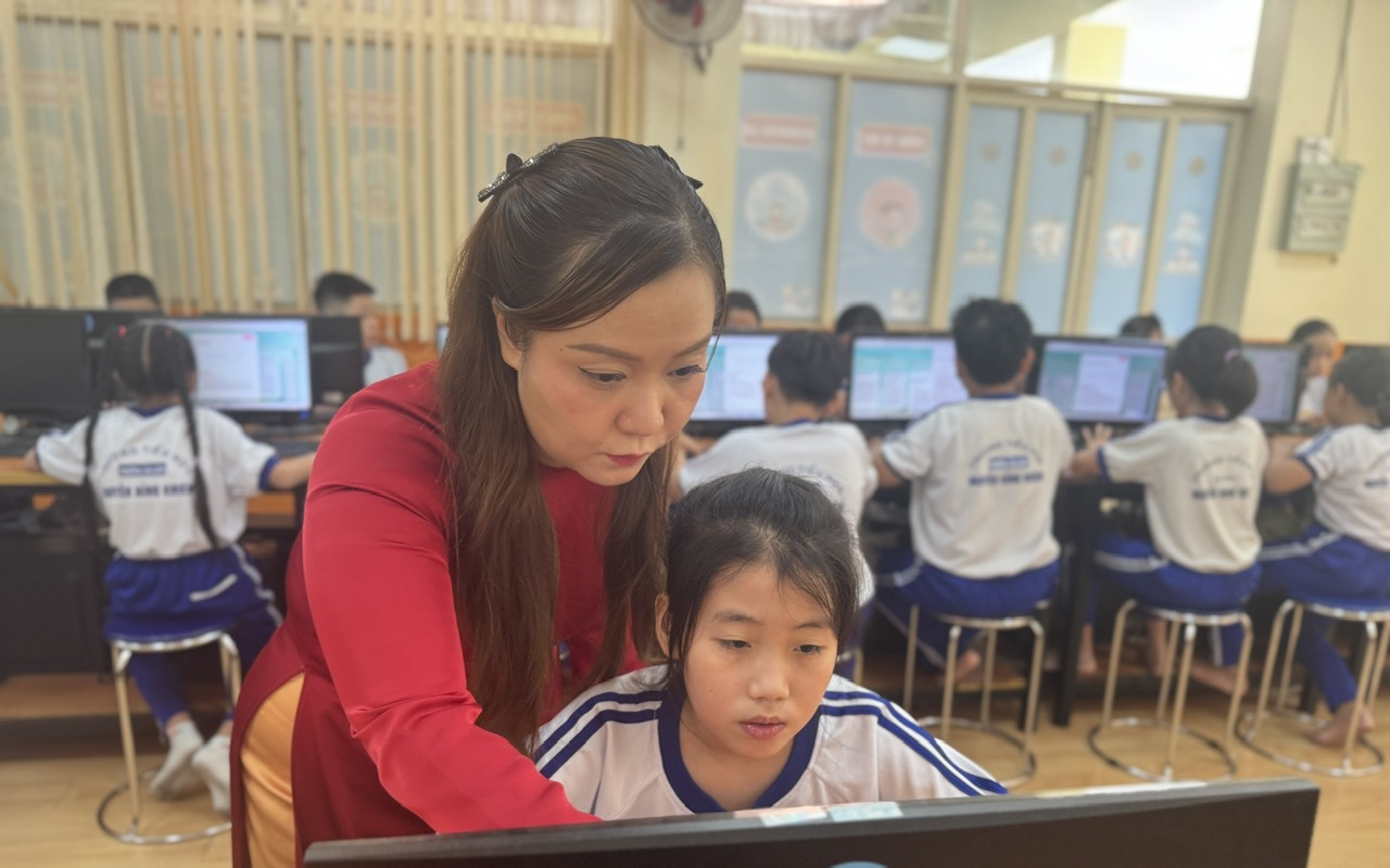 Nhà giáo dục số cùng học sinh tiếp cận công nghệ thế giới