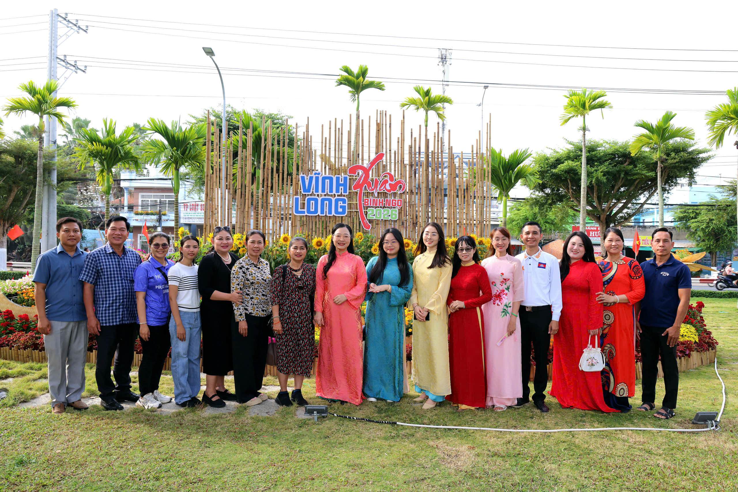 Ngắm linh vật ngựa oai phong tại đường hoa Xu&acirc;n Vĩnh Long 2026 - Ảnh 8.