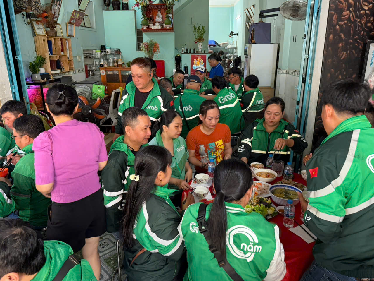 Bữa cơm tất niên của gần 300 tài xế xe công nghệ - Ảnh 3.