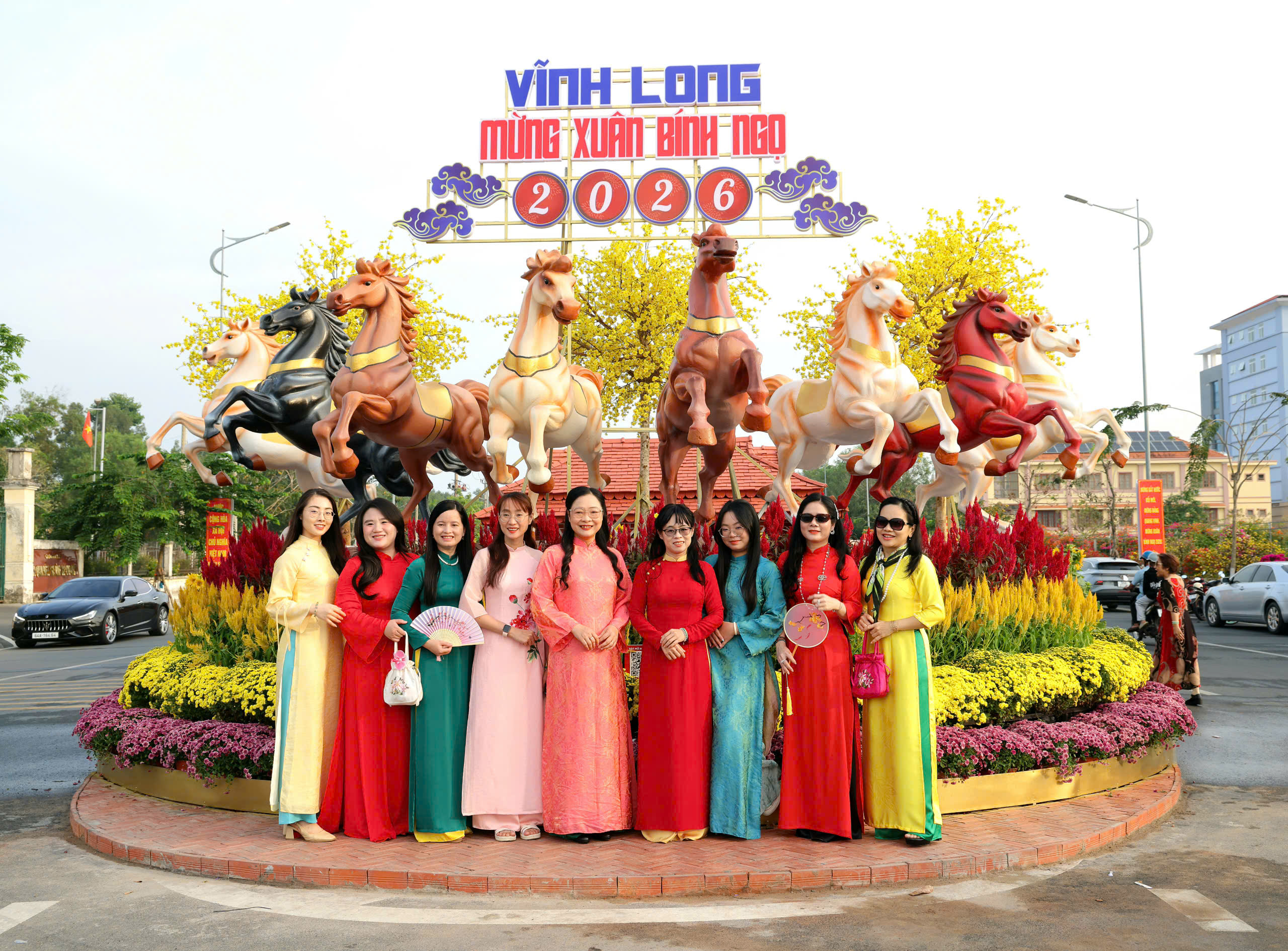 Ngắm linh vật ngựa oai phong tại đường hoa Xu&acirc;n Vĩnh Long 2026 - Ảnh 3.
