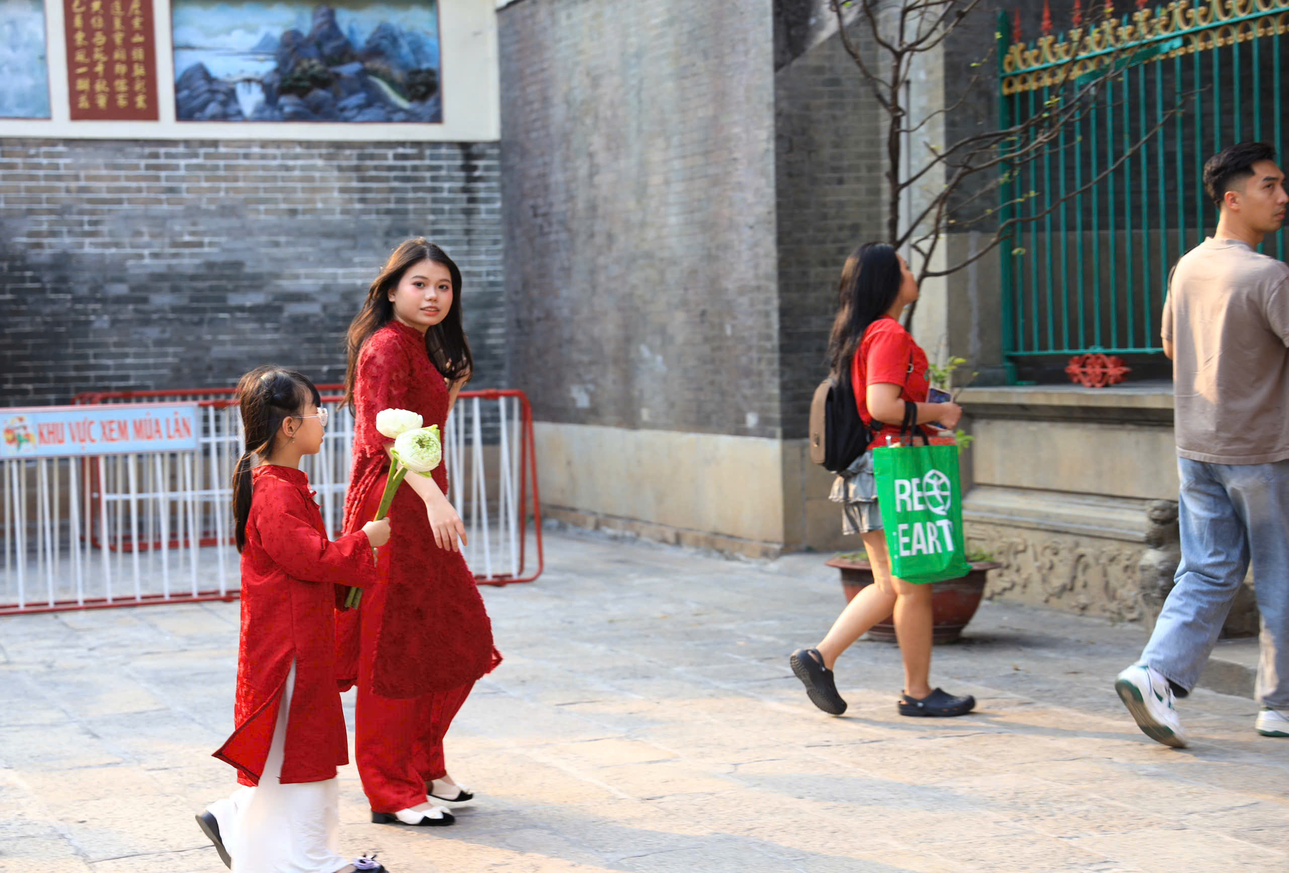 Sắc áo dài nhuộm rực “làng người Hoa” - Ảnh 4.
