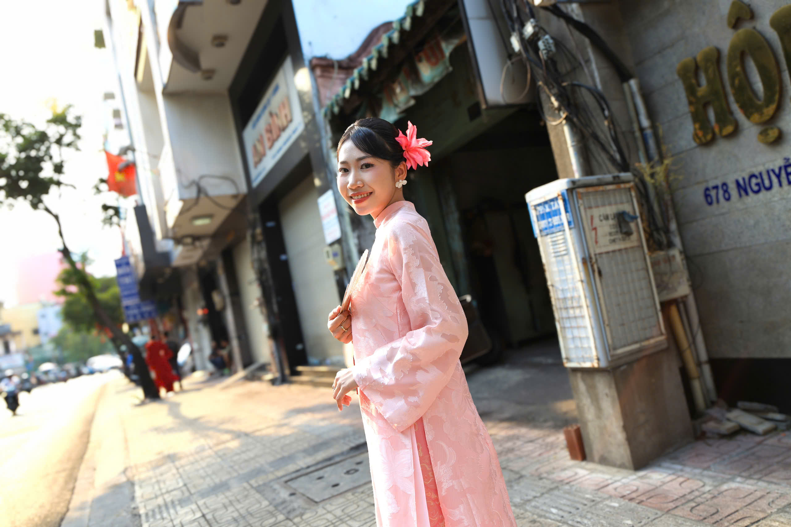 Sắc áo dài nhuộm rực “làng người Hoa” - Ảnh 10.
