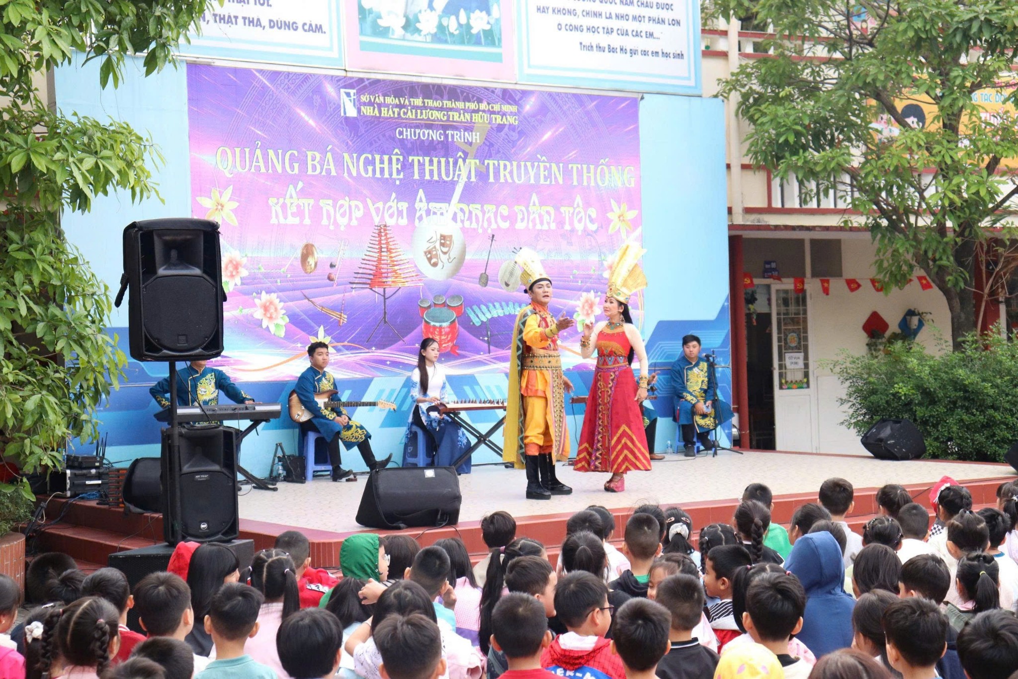 Vượt kh&oacute; đưa Đờn ca t&agrave;i tử th&agrave;nh "đặc sản học đường" - Ảnh 1.