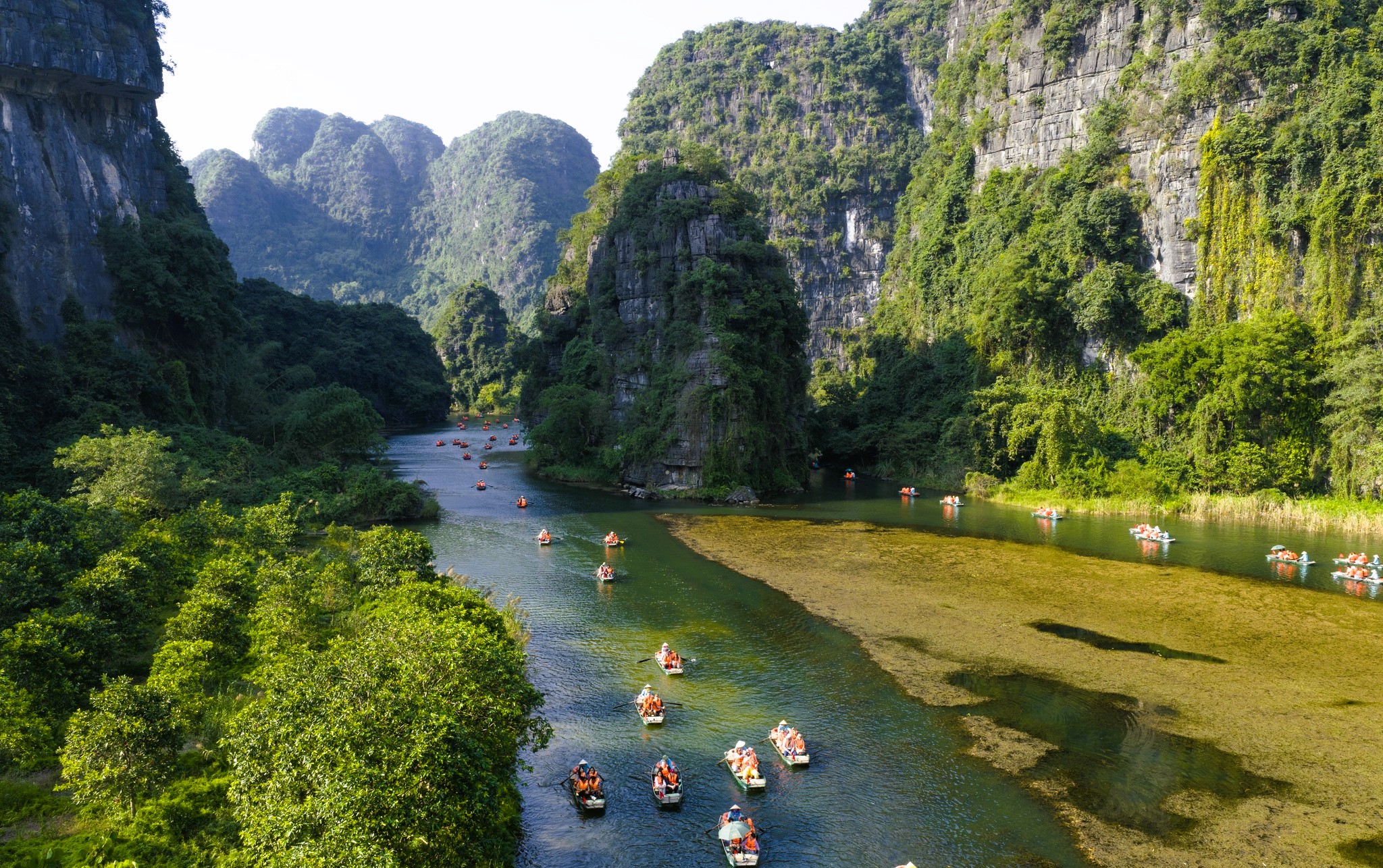 Nhiều điểm du lịch nổi tiếng ở Ninh B&igrave;nh "nghỉ Tết" - Ảnh 2.