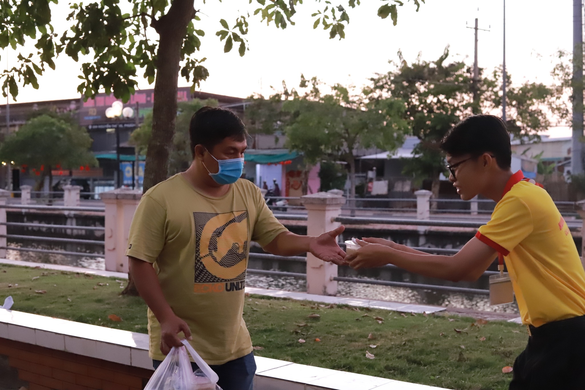 Mang sức trẻ đi “gieo mùa xuân” - Ảnh 12.