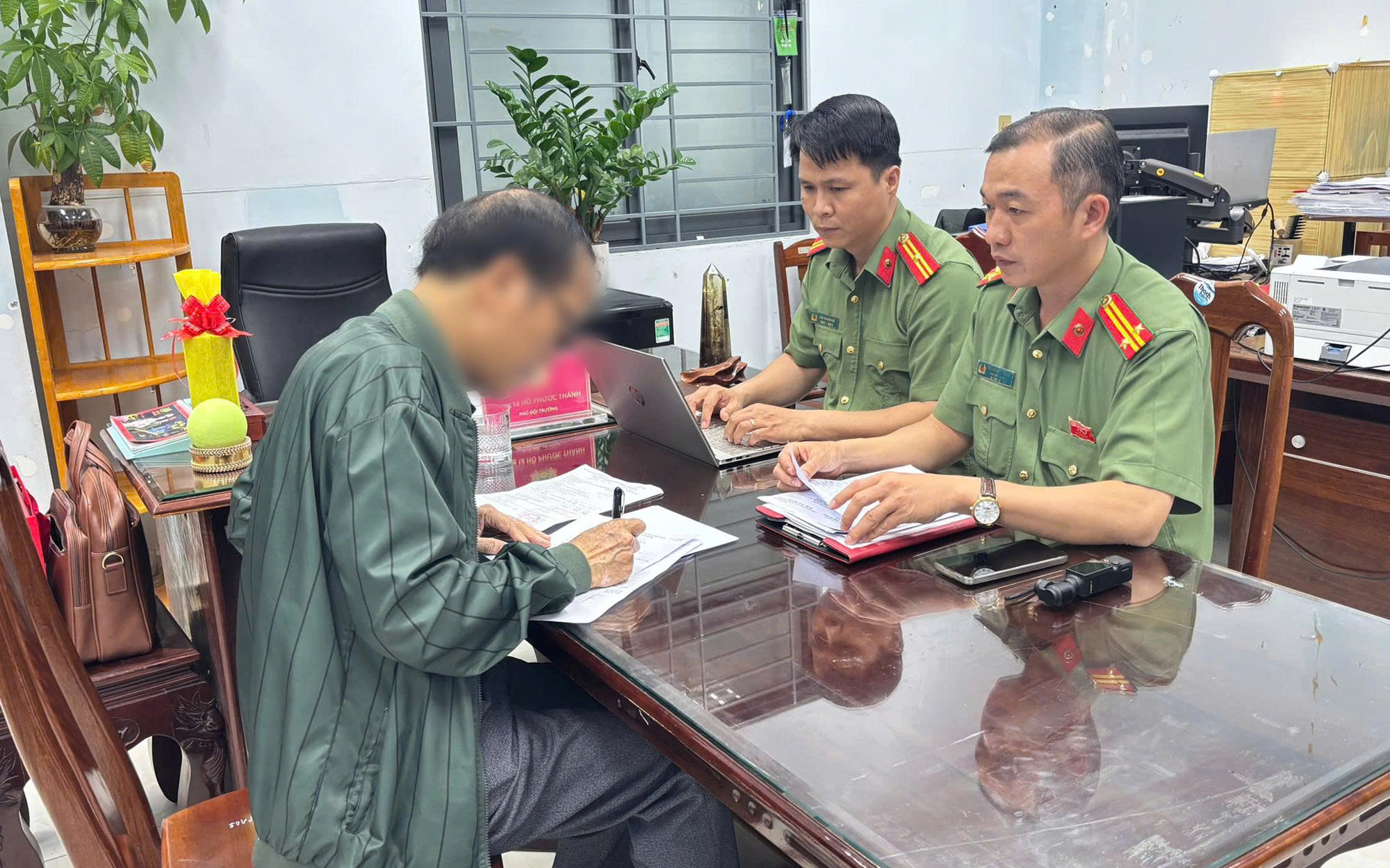Đăng ảnh cổng chào Tết bị chỉnh sửa bằng AI, người đàn ông bị phạt 7,5 triệu đồng - Ảnh 2.
