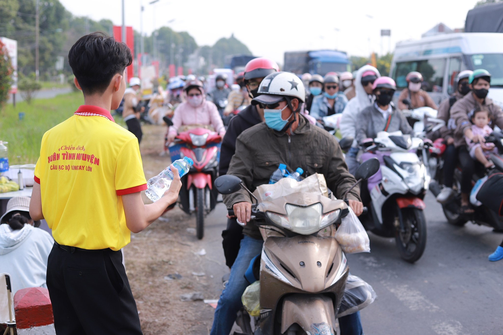 Mang sức trẻ đi “gieo mùa xuân” - Ảnh 13.