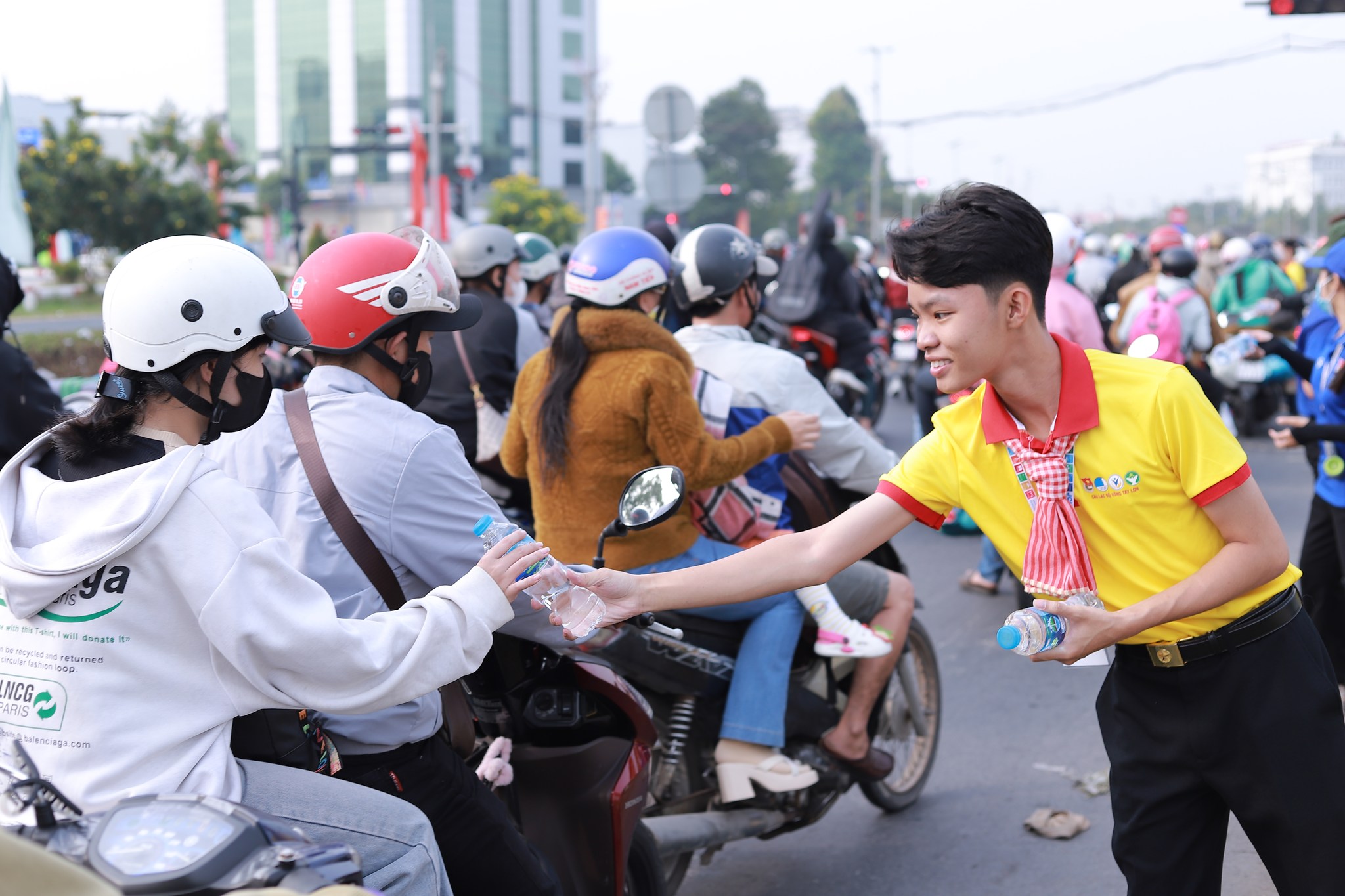 Mang sức trẻ đi “gieo mùa xuân” - Ảnh 16.