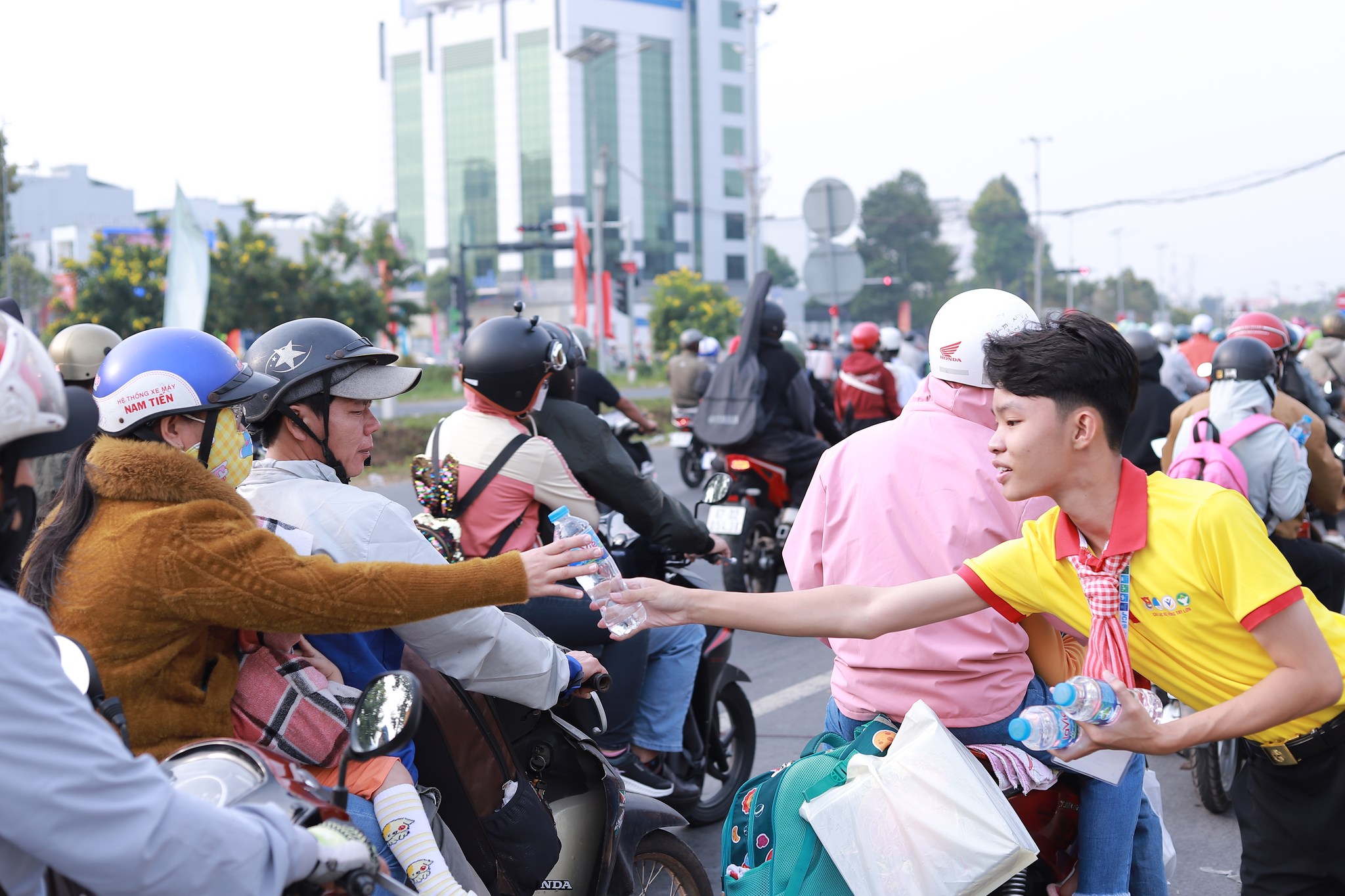 Mang sức trẻ đi “gieo mùa xuân” - Ảnh 14.