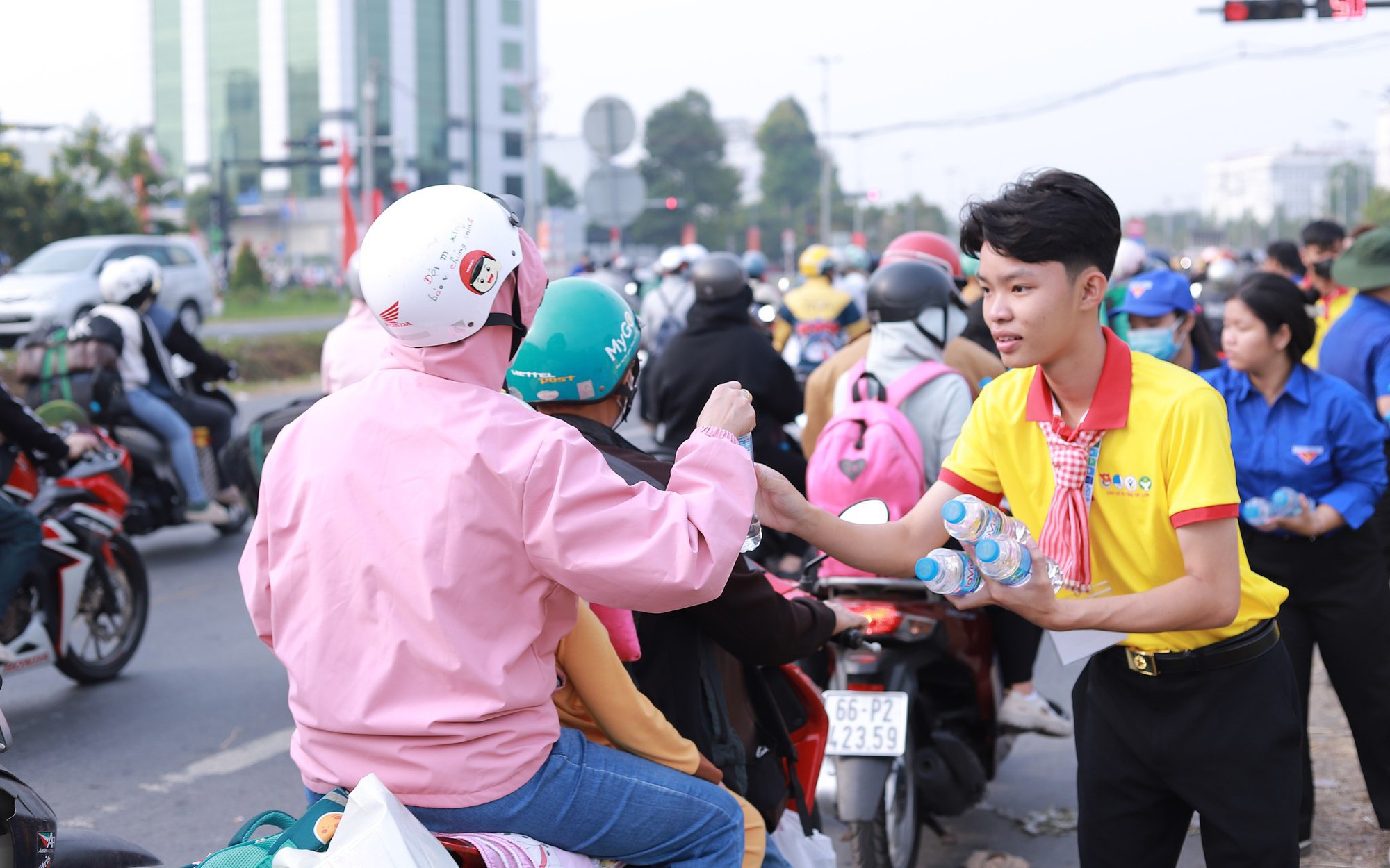 Mang sức trẻ đi “gieo mùa xuân”