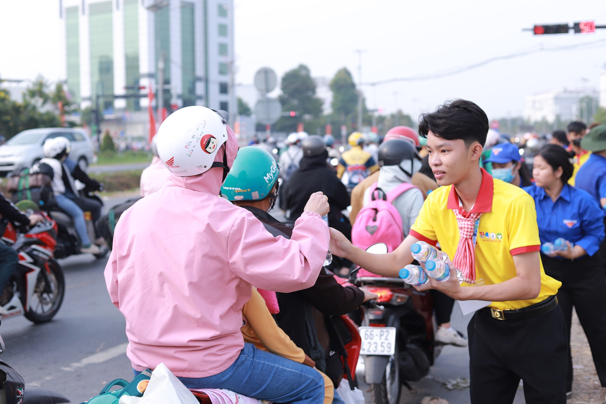 Mang sức trẻ đi “gieo mùa xuân” - Ảnh 17.