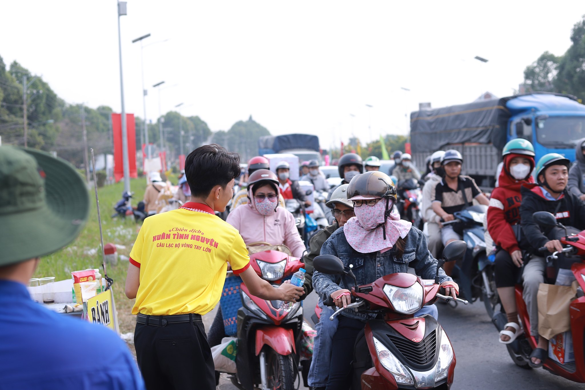 Mang sức trẻ đi “gieo mùa xuân” - Ảnh 15.