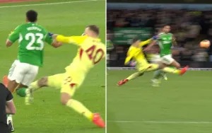 Cận cảnh tấm thẻ đỏ “điên rồ” của thủ môn Aston Villa