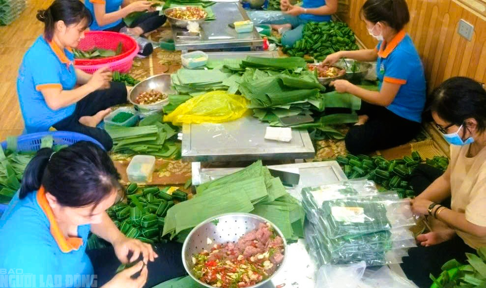 Nem chua tăng gi&aacute; vẫn "ch&aacute;y h&agrave;ng" ng&agrave;y cận Tết - Ảnh 2.