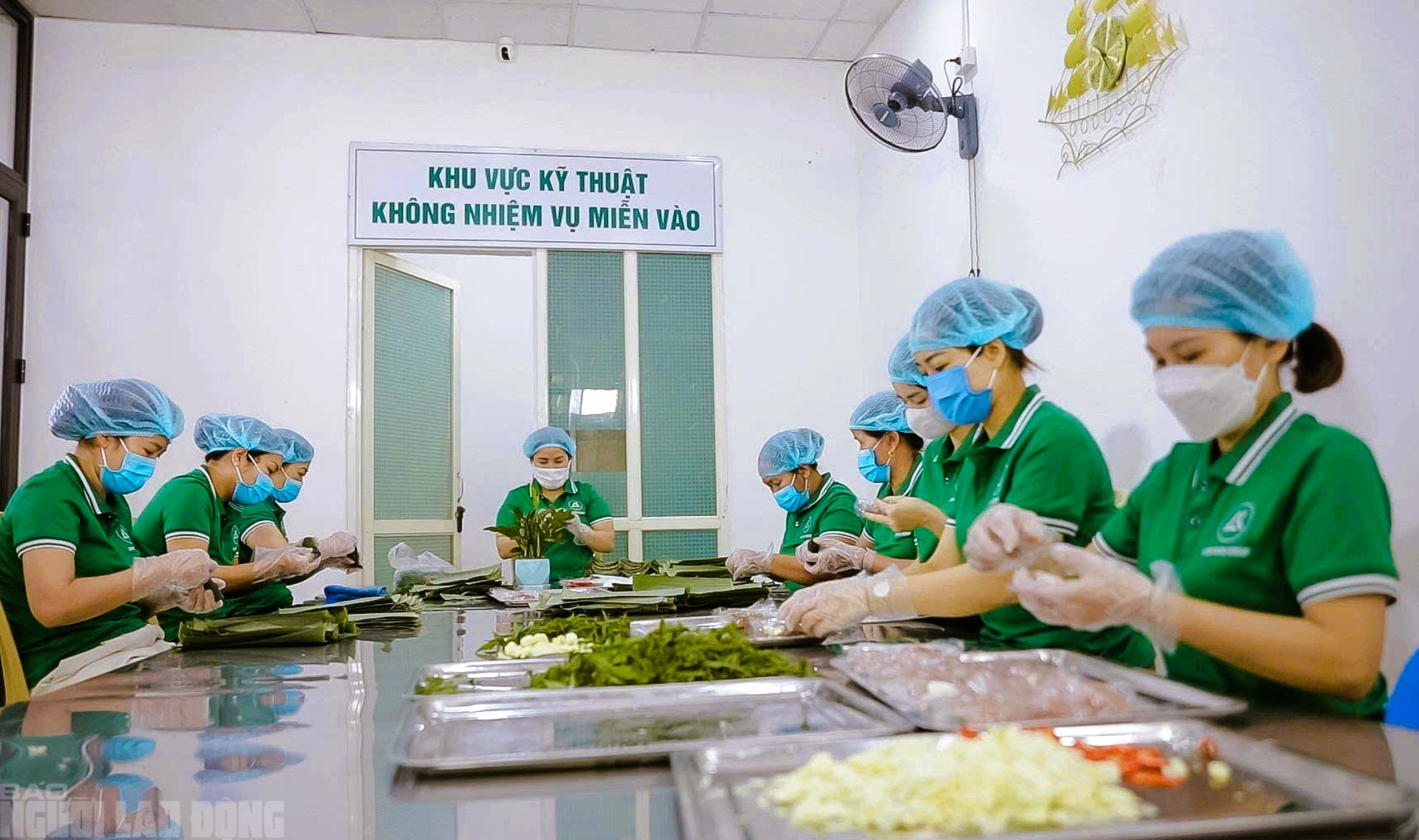 Nem chua tăng gi&aacute; vẫn "ch&aacute;y h&agrave;ng" ng&agrave;y cận Tết - Ảnh 3.