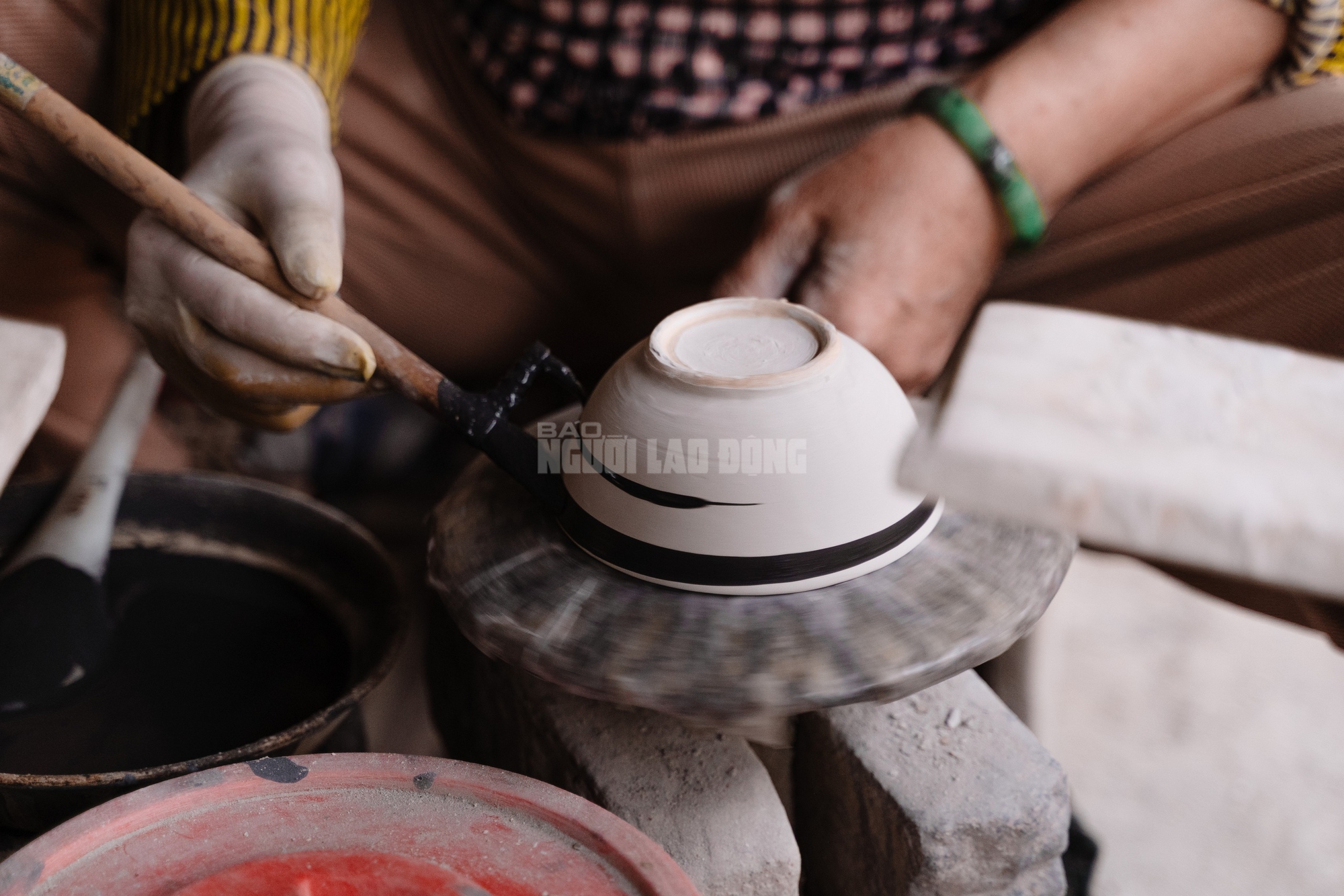 VIDEO: Những người “giữ lửa” cuối cùng ở lò chén Tân Phước Khánh - Ảnh 11.