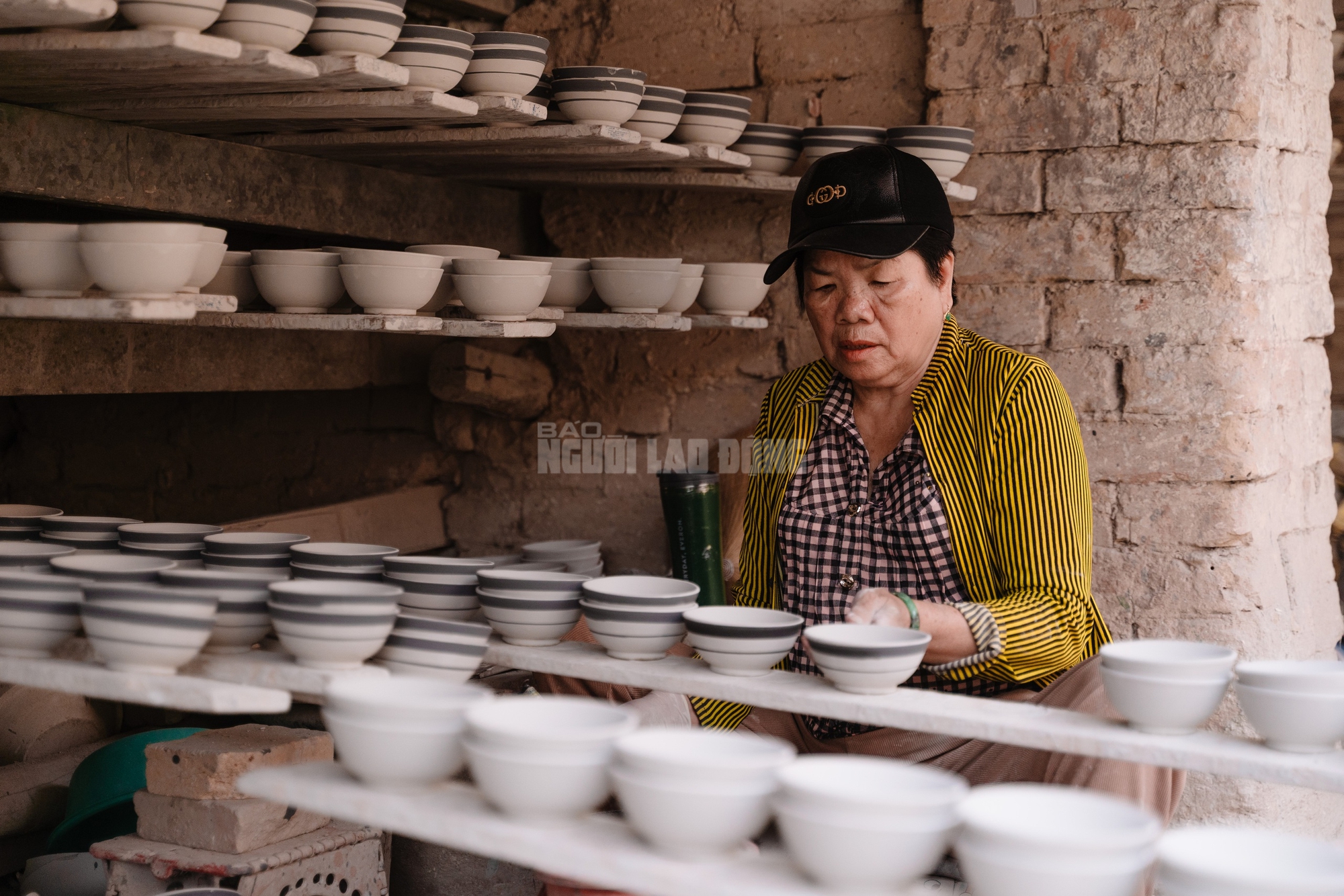 VIDEO: Những người “giữ lửa” cuối cùng ở lò chén Tân Phước Khánh - Ảnh 17.