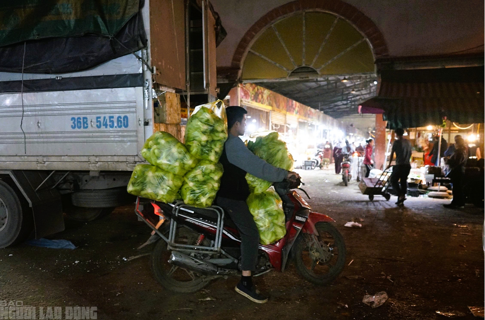 Mưu sinh xuy&ecirc;n đ&ecirc;m ở chợ đầu mối lớn nhất Thanh H&oacute;a ng&agrave;y cận Tết - Ảnh 7.