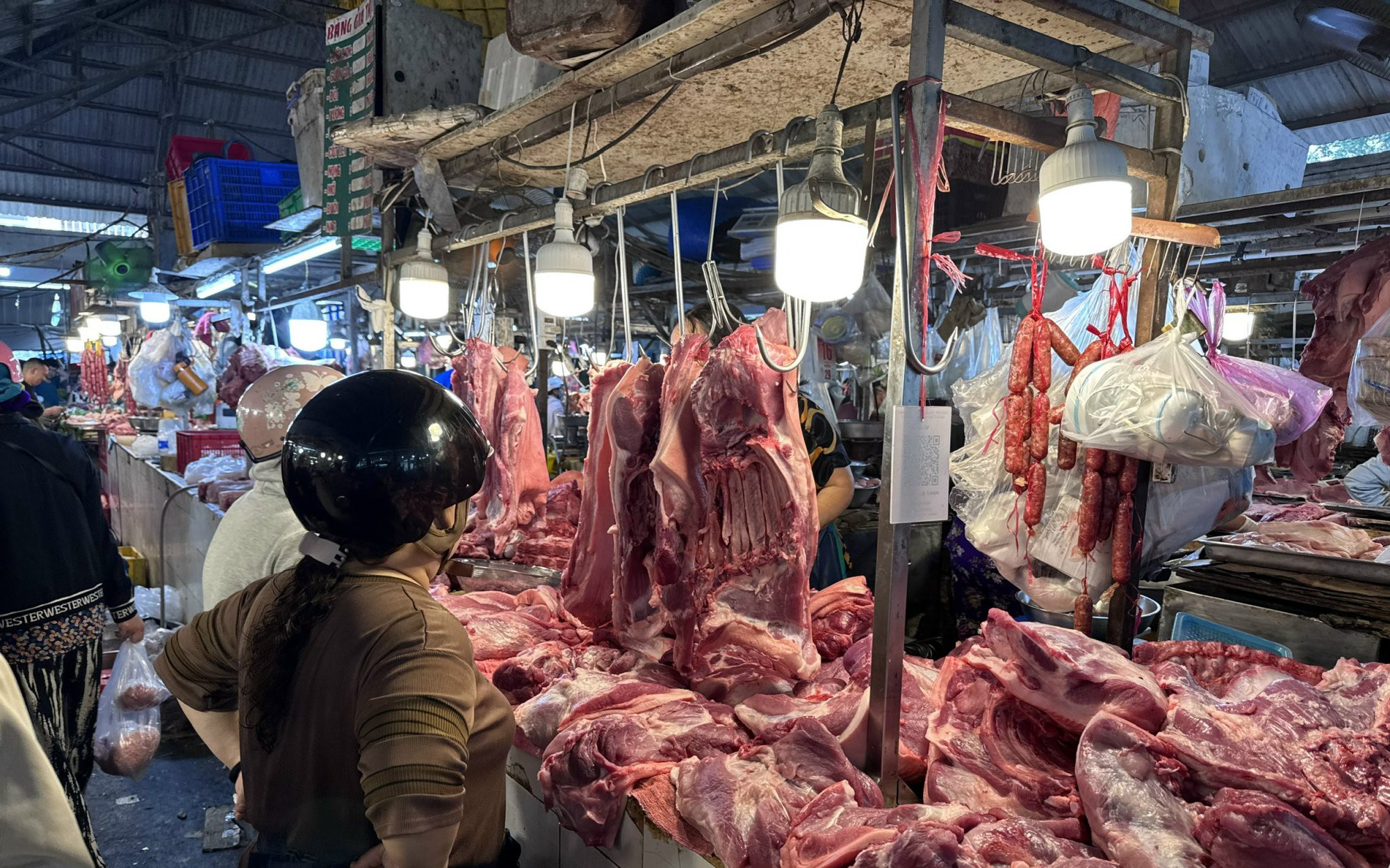 Giá thịt heo bật tăng lên 300.000 đồng/kg