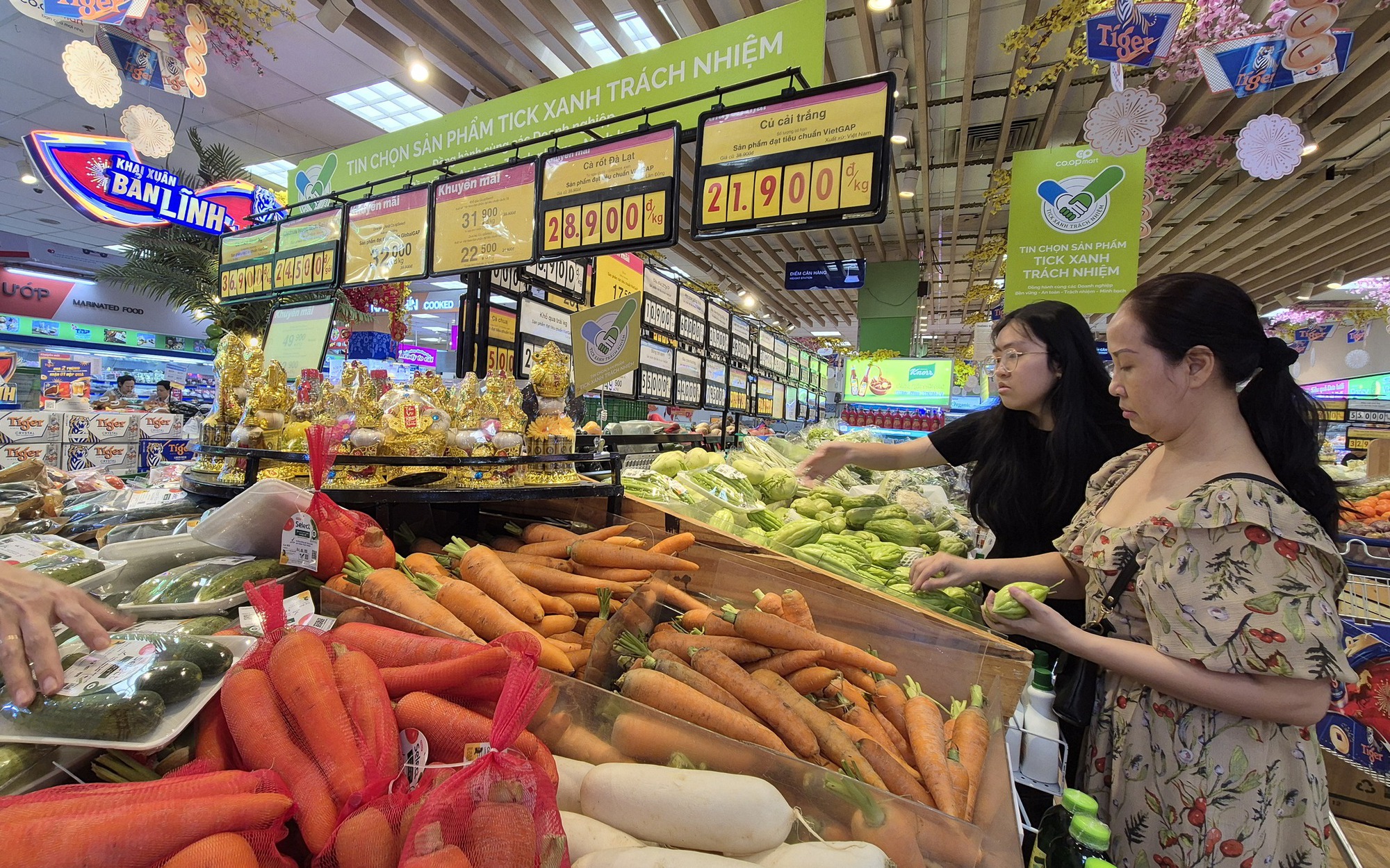 28 Tết, hàng ào ào về chợ đầu mối, siêu thị nhân đôi khách