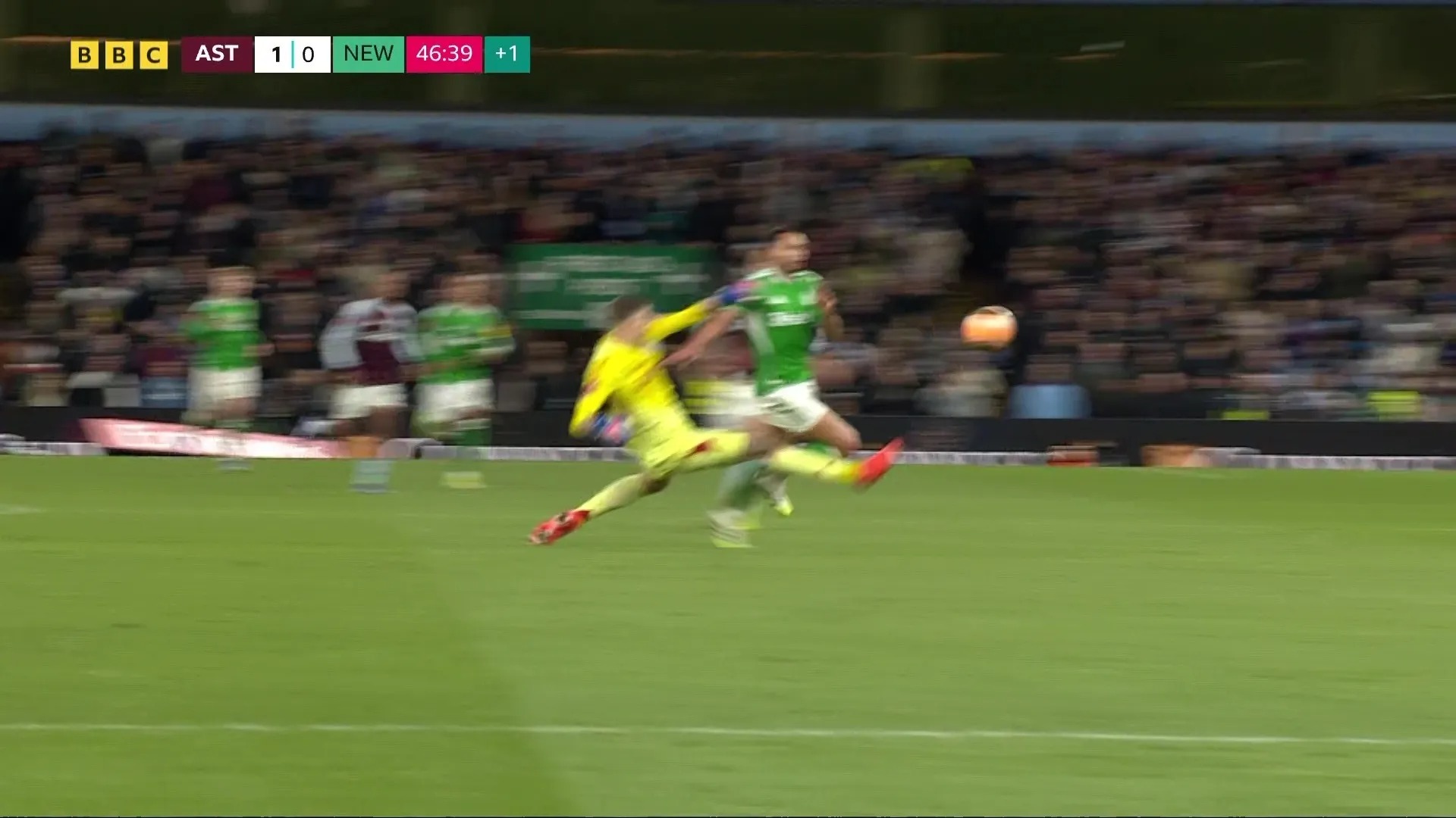 Cận cảnh tấm thẻ đỏ &ldquo;đi&ecirc;n rồ&rdquo; của thủ m&ocirc;n Aston Villa - Ảnh 4.