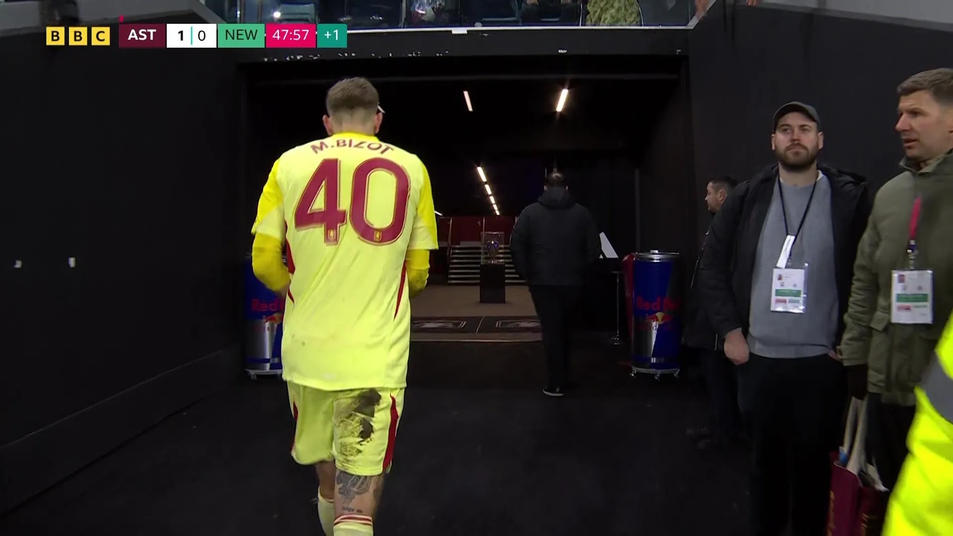 Cận cảnh tấm thẻ đỏ &ldquo;đi&ecirc;n rồ&rdquo; của thủ m&ocirc;n Aston Villa - Ảnh 5.