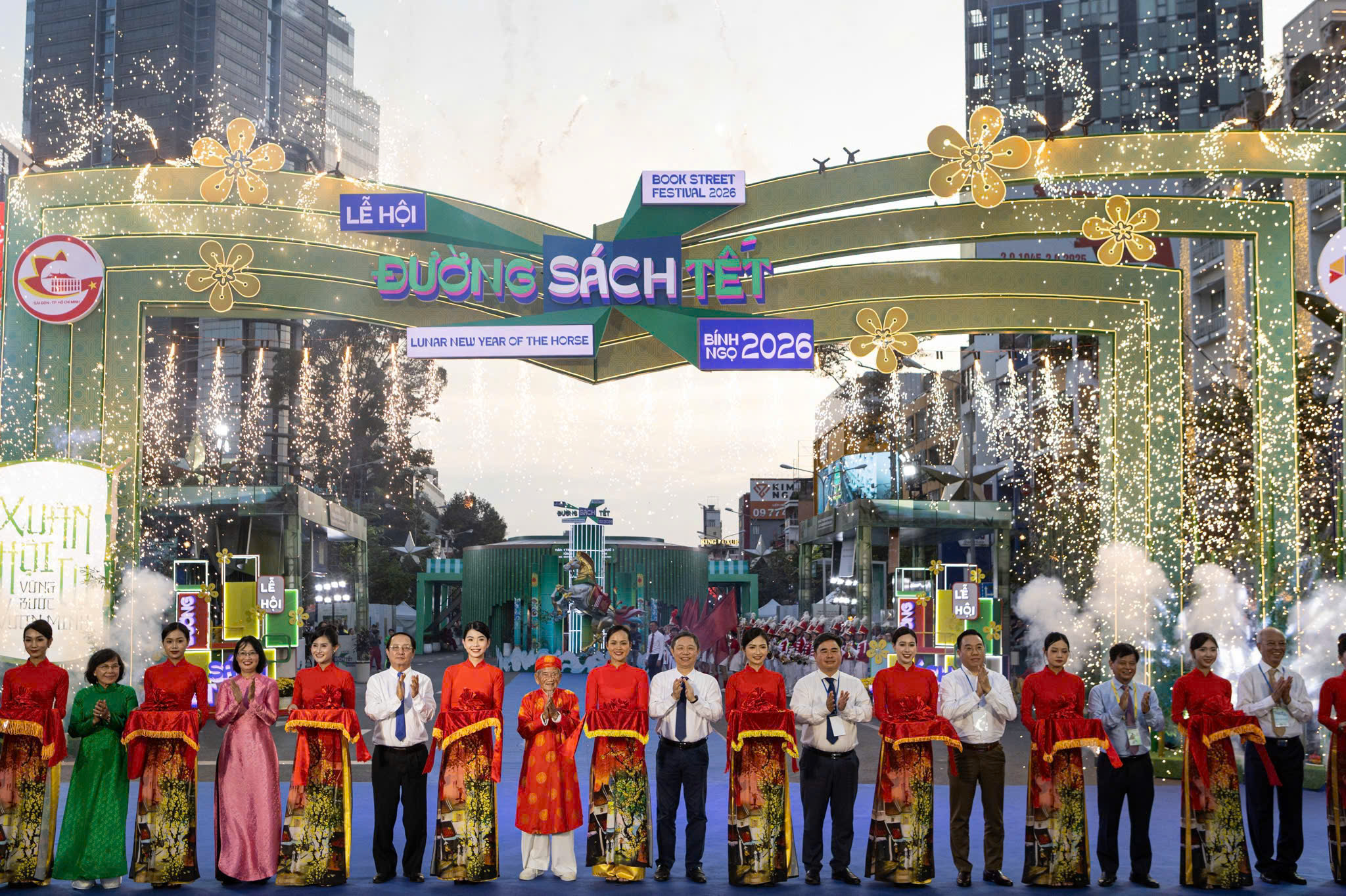 TP HCM khai mạc Đường s&aacute;ch Tết với quy m&ocirc; chưa từng c&oacute; - Ảnh 2.