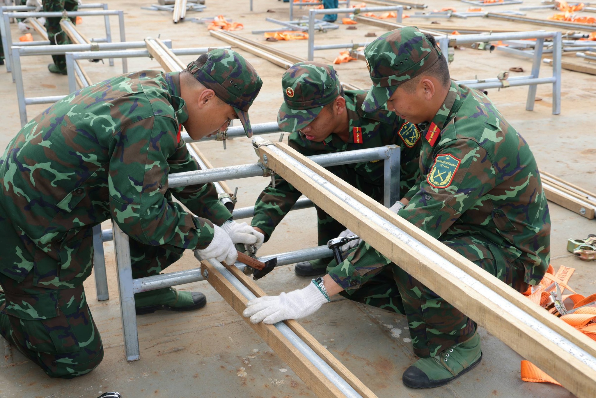 CLIP: Cận cảnh trận địa pháo hoa tầm cao sẵn sàng thắp sáng bầu trời Cần Thơ trong đêm giao thừa - Ảnh 3.