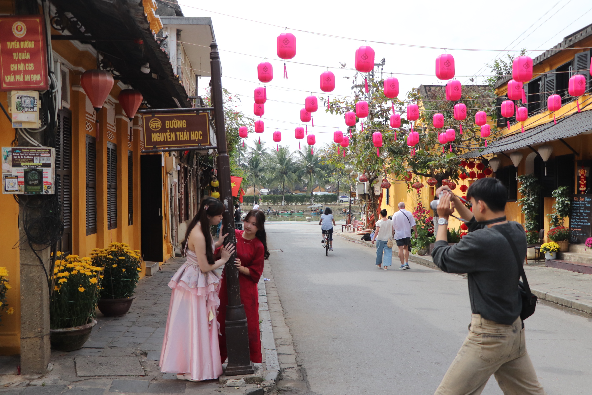 Du kh&aacute;ch x&uacute;ng x&iacute;nh &aacute;o d&agrave;i check-in phố cổ Hội An ng&agrave;y 29 Tết B&iacute;nh Ngọ 2026 - Ảnh 9.