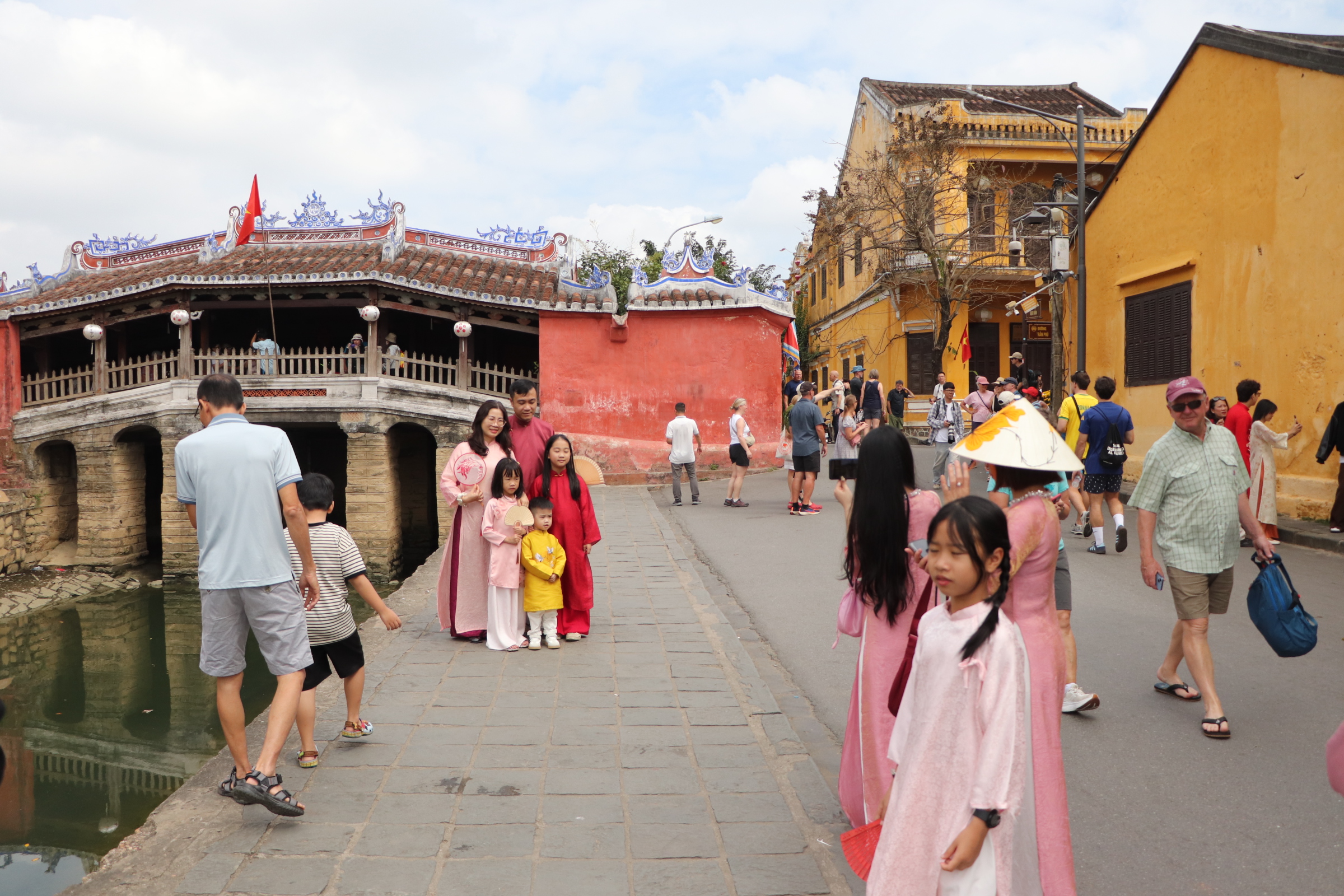 Du kh&aacute;ch x&uacute;ng x&iacute;nh &aacute;o d&agrave;i check-in phố cổ Hội An ng&agrave;y 29 Tết B&iacute;nh Ngọ 2026 - Ảnh 2.