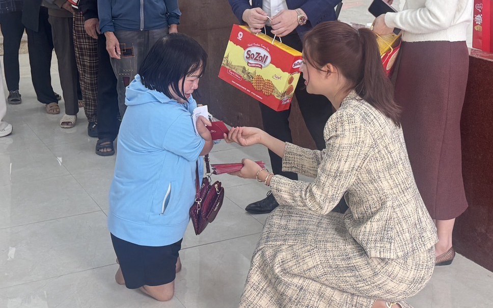 Hoa hậu Thái Thị Hoa với hành động ý nghĩa cuối năm