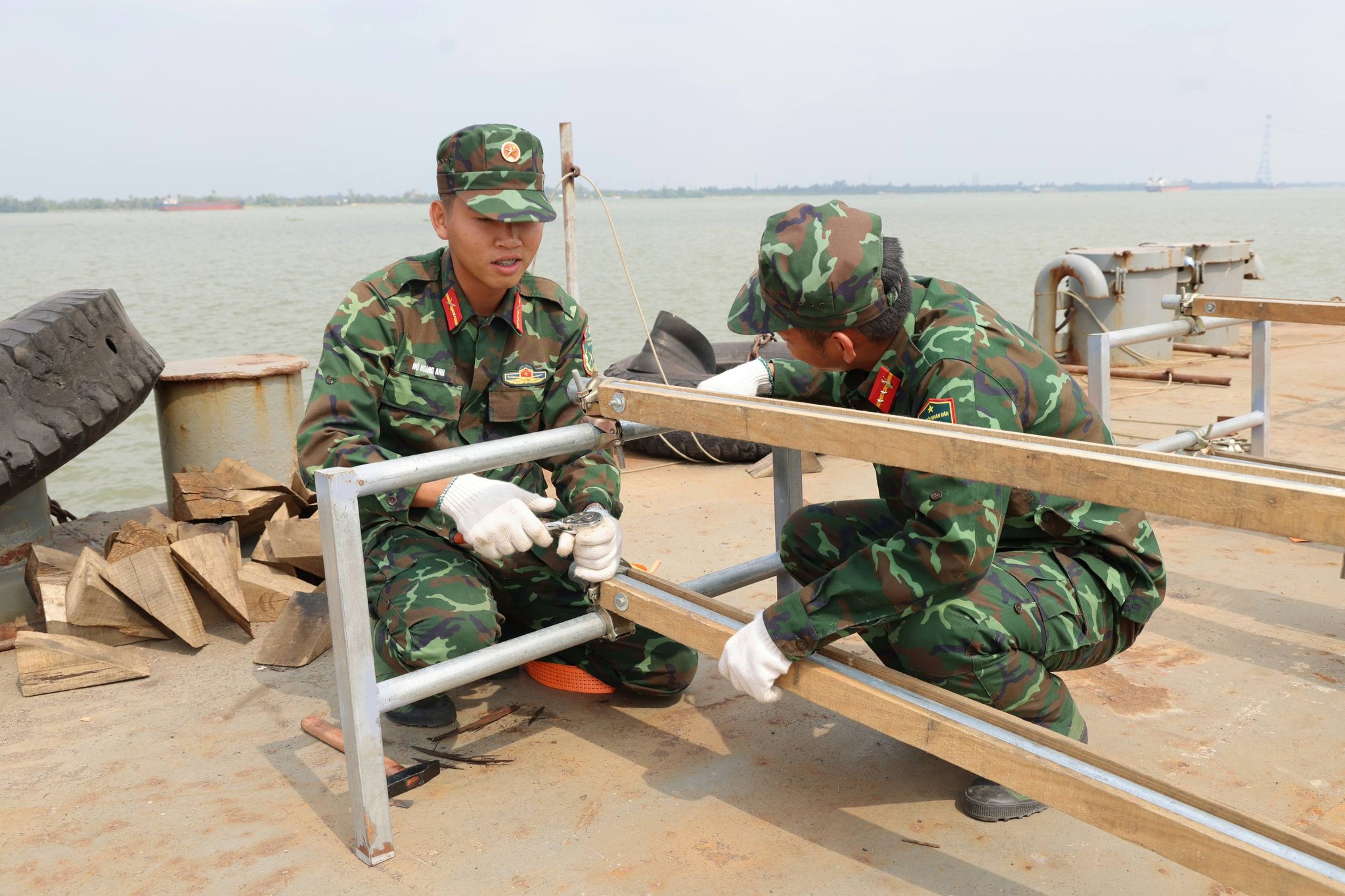 CLIP: Cận cảnh trận địa pháo hoa tầm cao sẵn sàng thắp sáng bầu trời Cần Thơ trong đêm giao thừa - Ảnh 2.