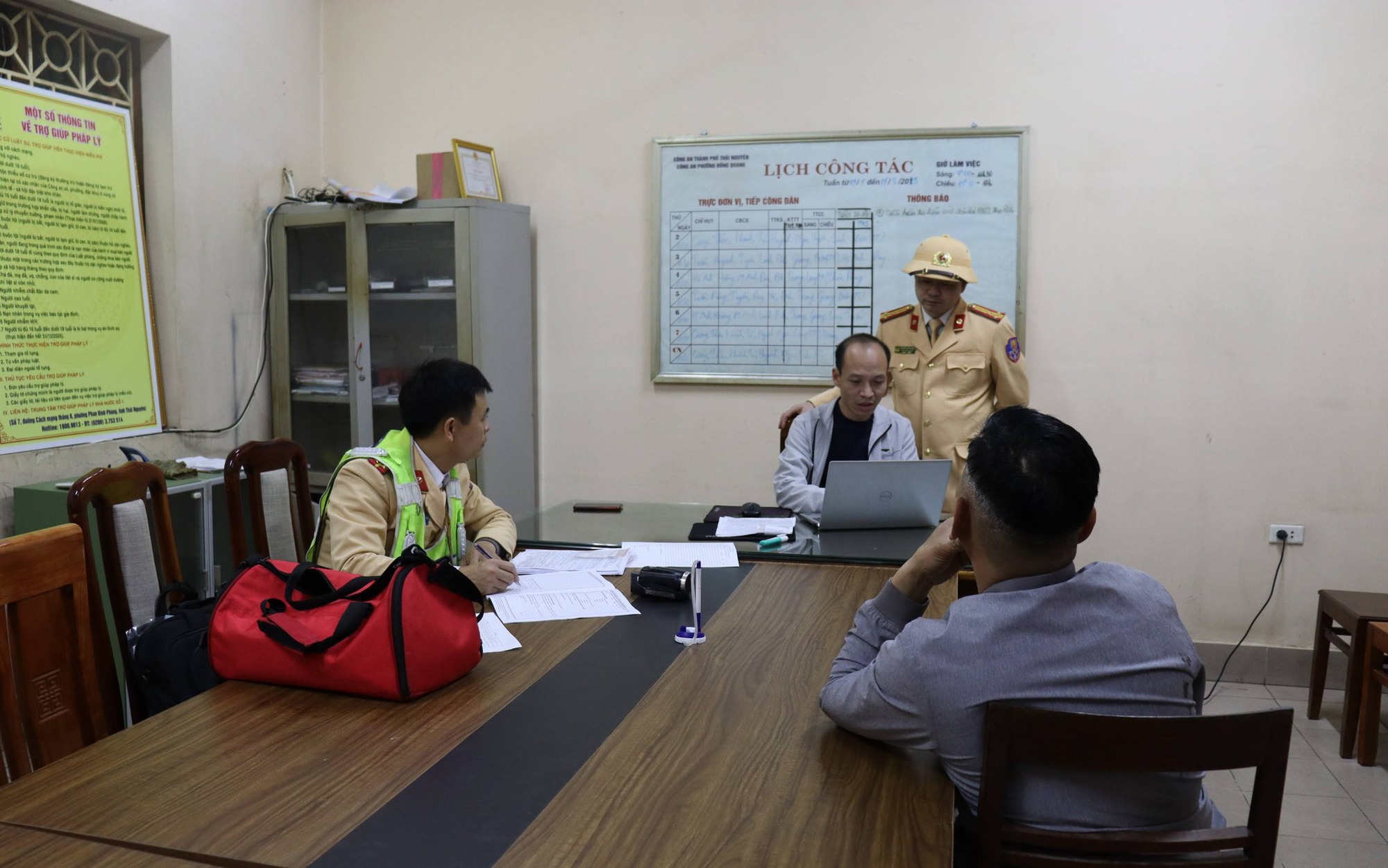 Người đàn ông lén lút trộm chiếc xe của mình ở chốt CSGT
