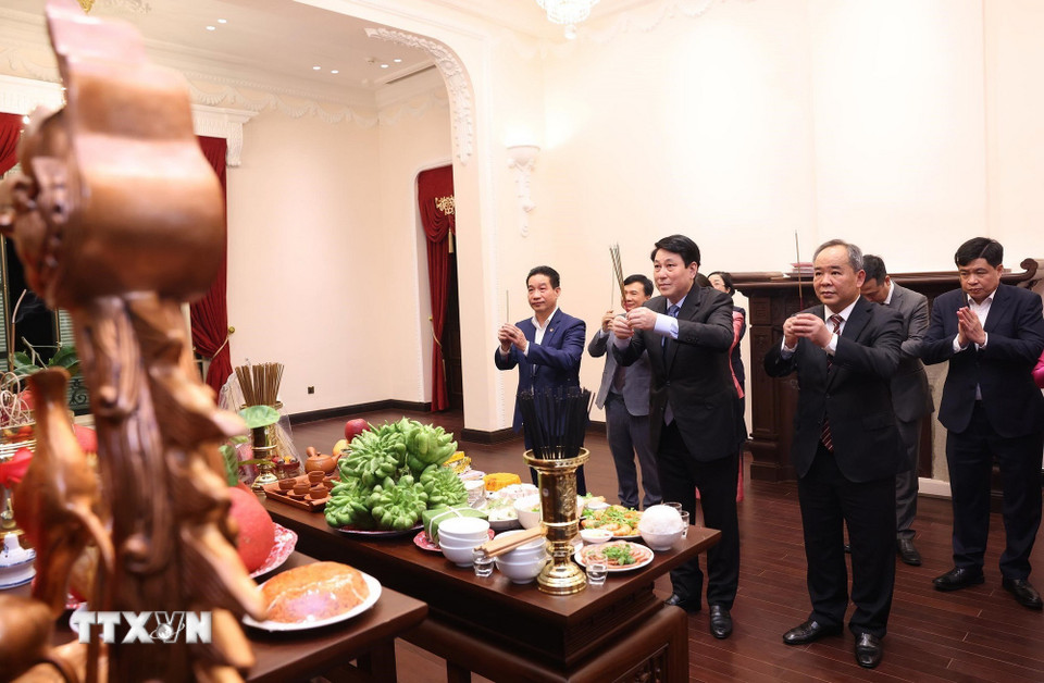 Chủ tịch nước Lương Cường d&acirc;ng hương tưởng niệm Chủ tịch Hồ Ch&iacute; Minh tại Nh&agrave; 67 v&agrave; Bắc Bộ Phủ - Ảnh 2.