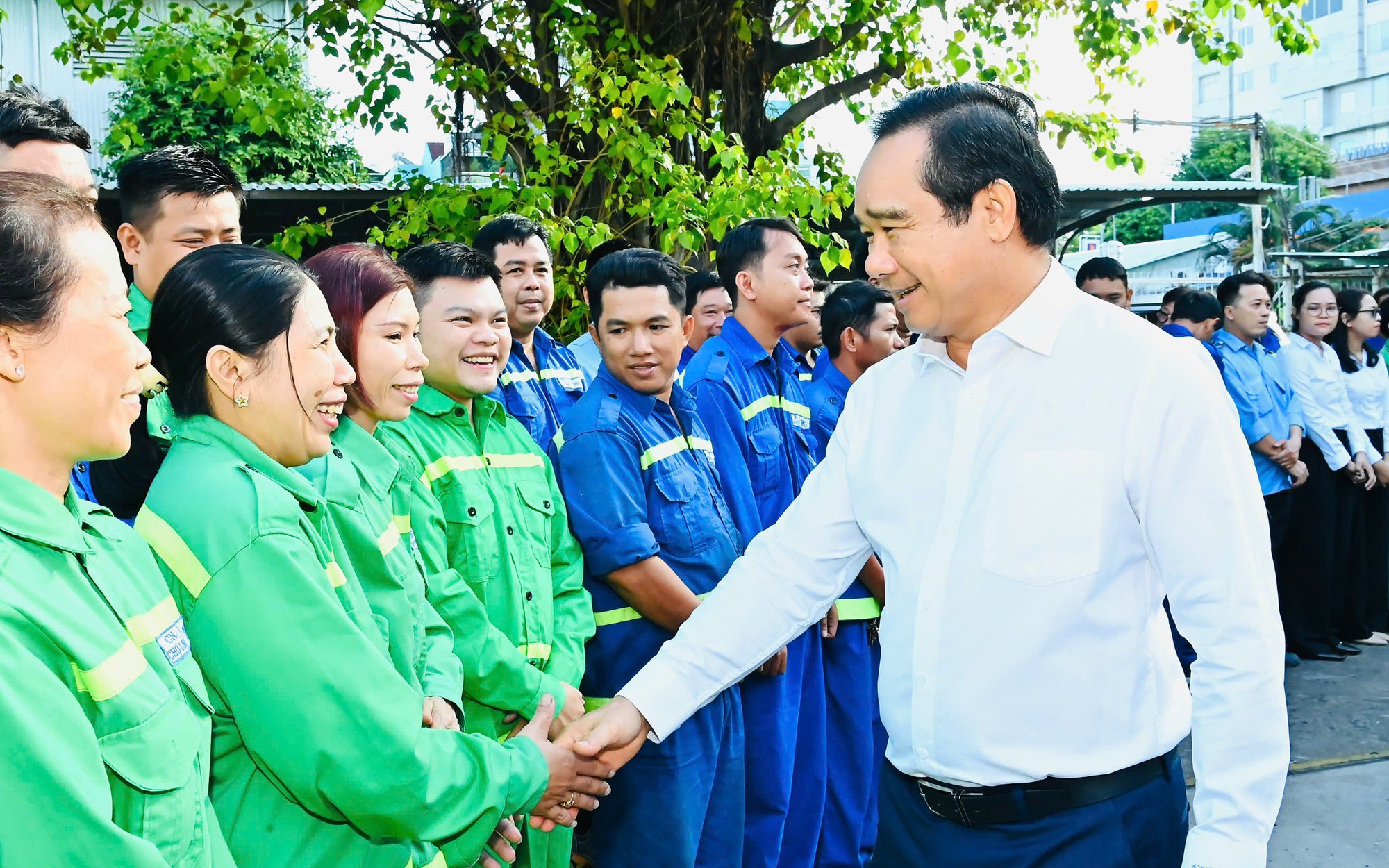 Chủ tịch UBND TPHCM động viên công nhân vệ sinh môi trường làm việc ngày cuối năm