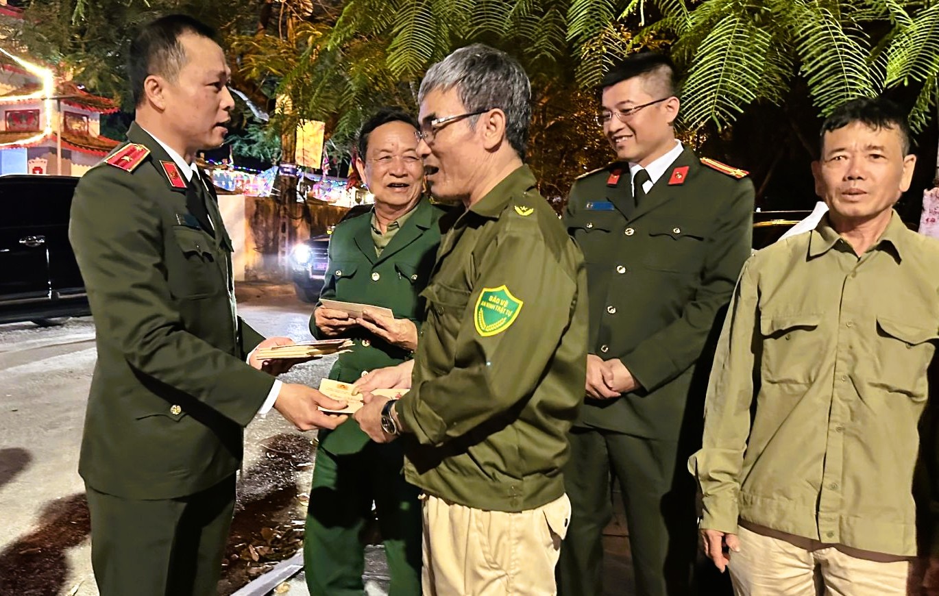 Giám đốc Công an Thanh Hóa kiểm tra trực Tết, lì xì công nhân môi trường làm nhiệm vụ - Ảnh 2.