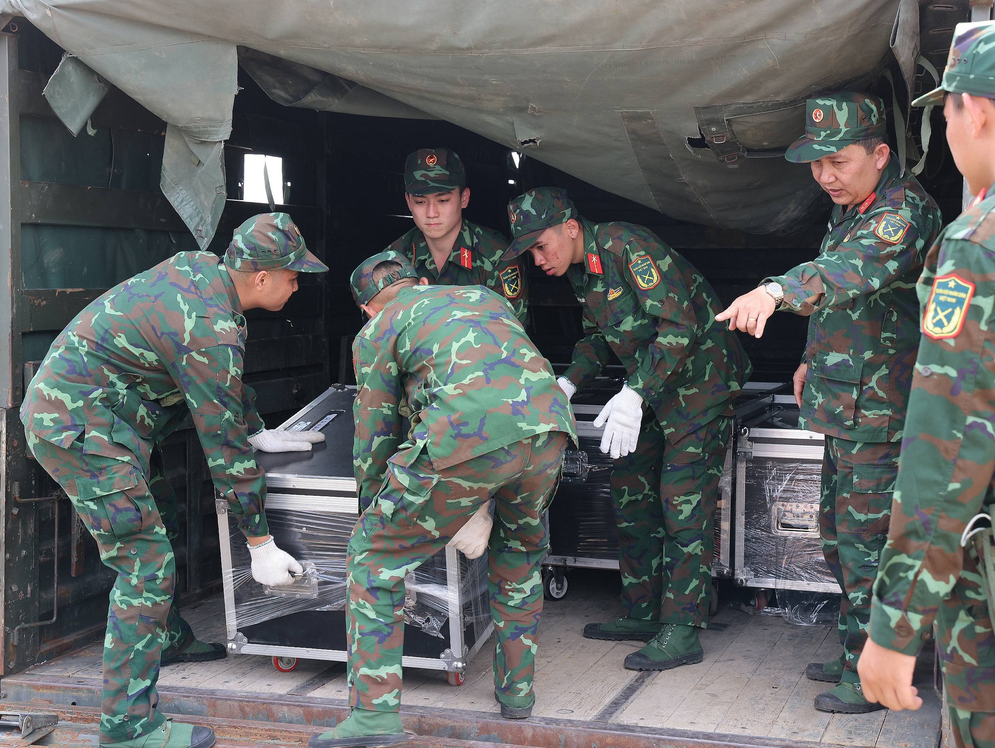 Cận cảnh trận địa pháo hoa Cần Thơ chào đón năm mới 2026 - Ảnh 1.