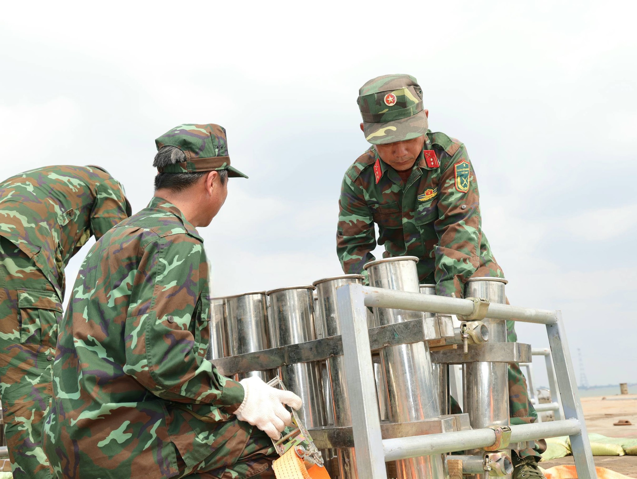 Cận cảnh trận địa pháo hoa Cần Thơ chào đón năm mới 2026 - Ảnh 4.