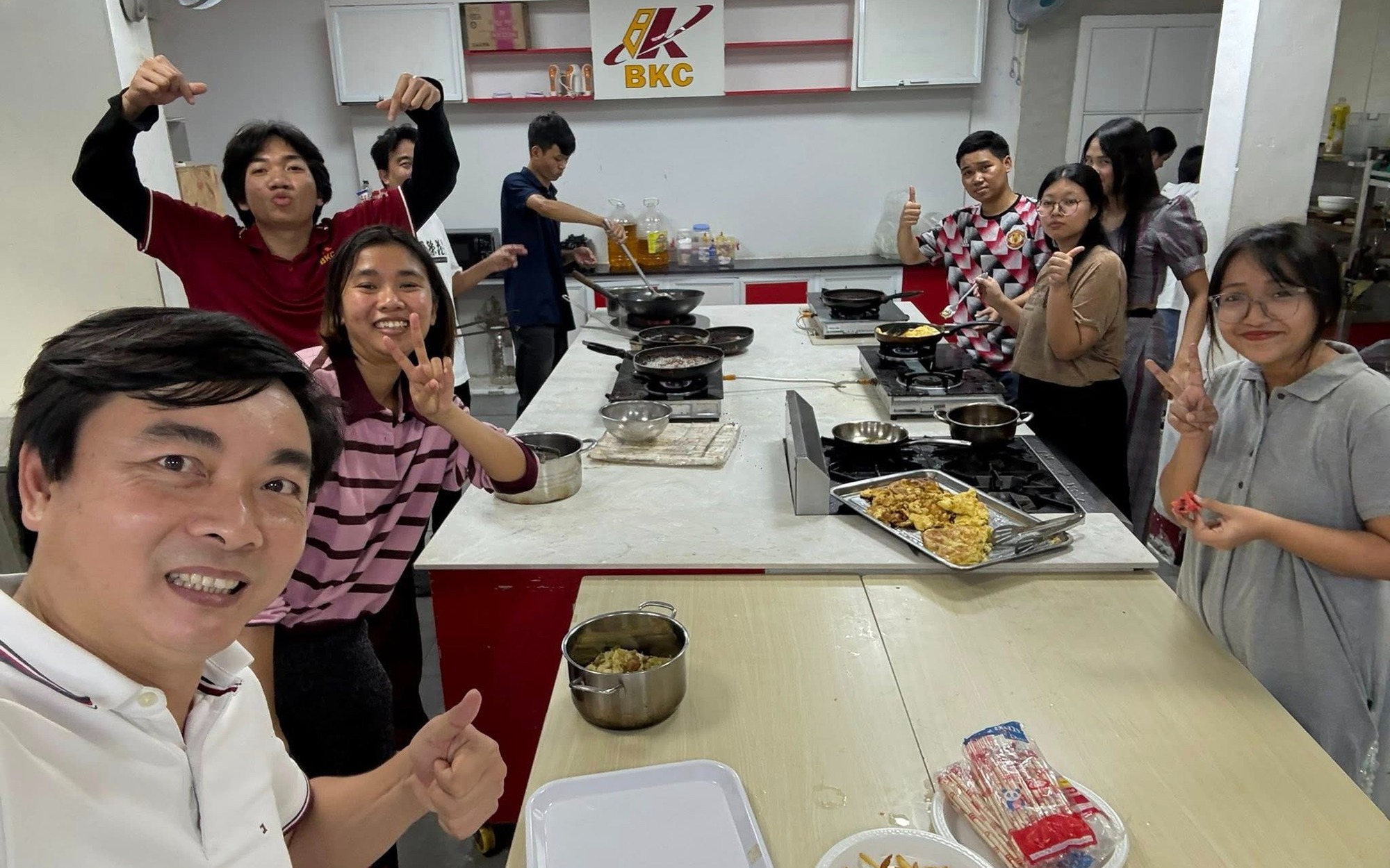 Thầy hiệu trưởng vào bếp nấu ăn, đón giao thừa cùng sinh viên
