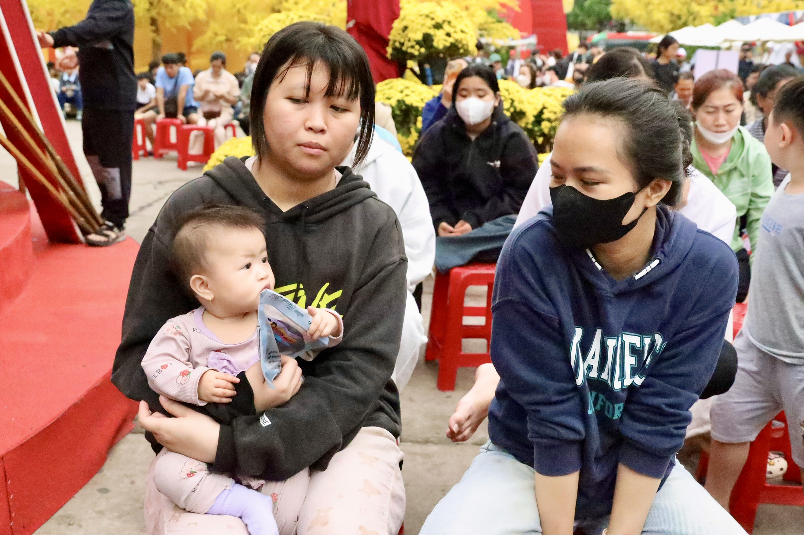 C&ocirc;ng nh&acirc;n vui Tết: Sum vầy theo những c&aacute;ch kh&aacute;c nhau - Ảnh 4.