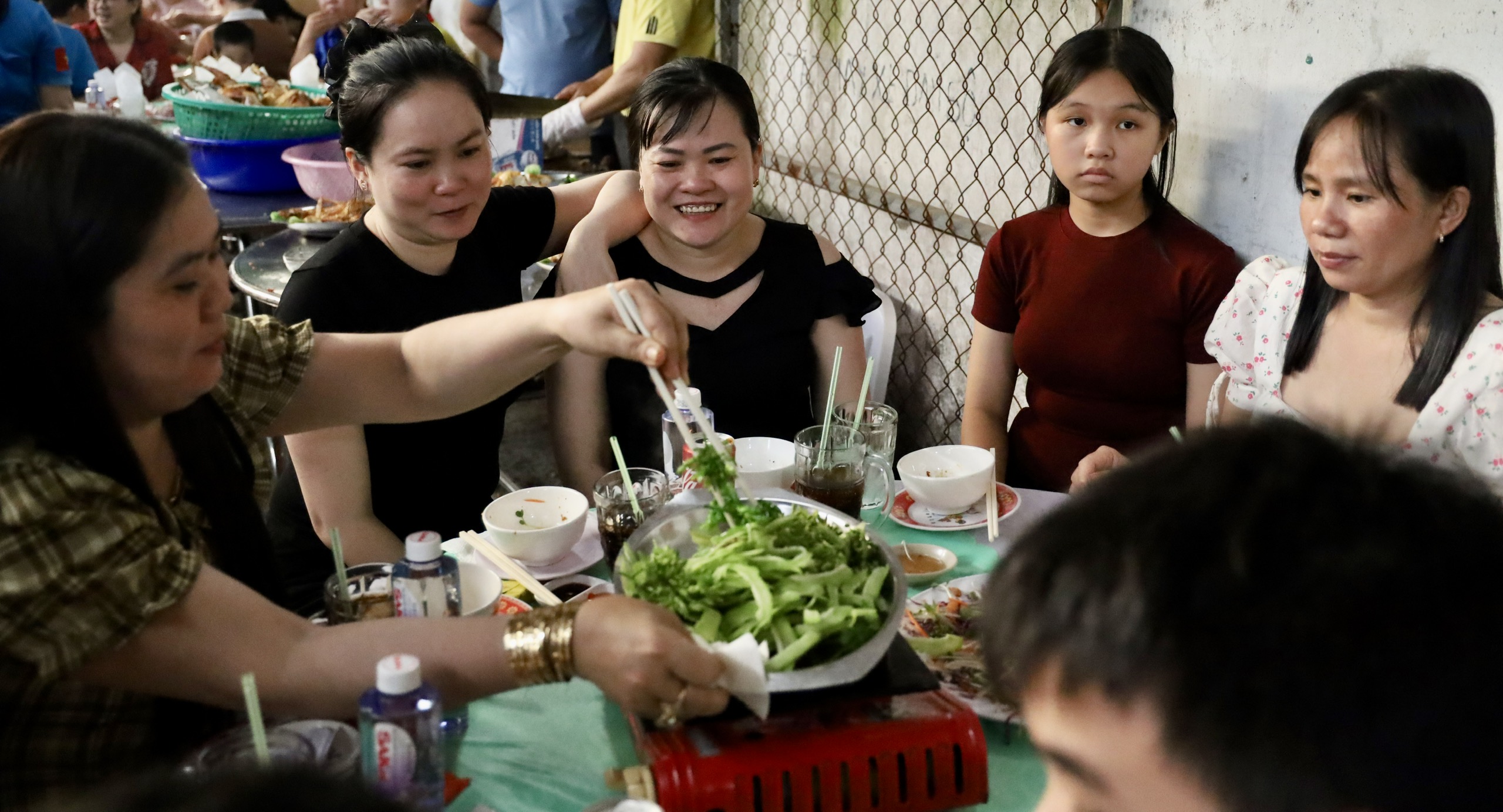 C&ocirc;ng nh&acirc;n vui Tết: Sum vầy theo những c&aacute;ch kh&aacute;c nhau - Ảnh 14.