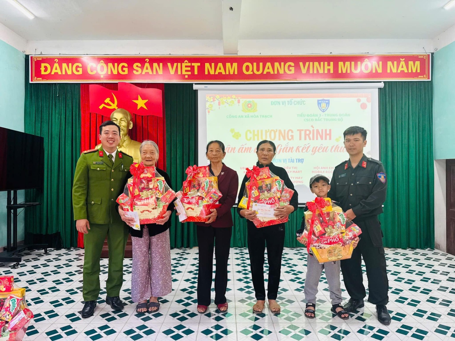 Hơn 10.000 suất quà Tết đến tay người khó khăn ở Quảng Trị - Ảnh 13.