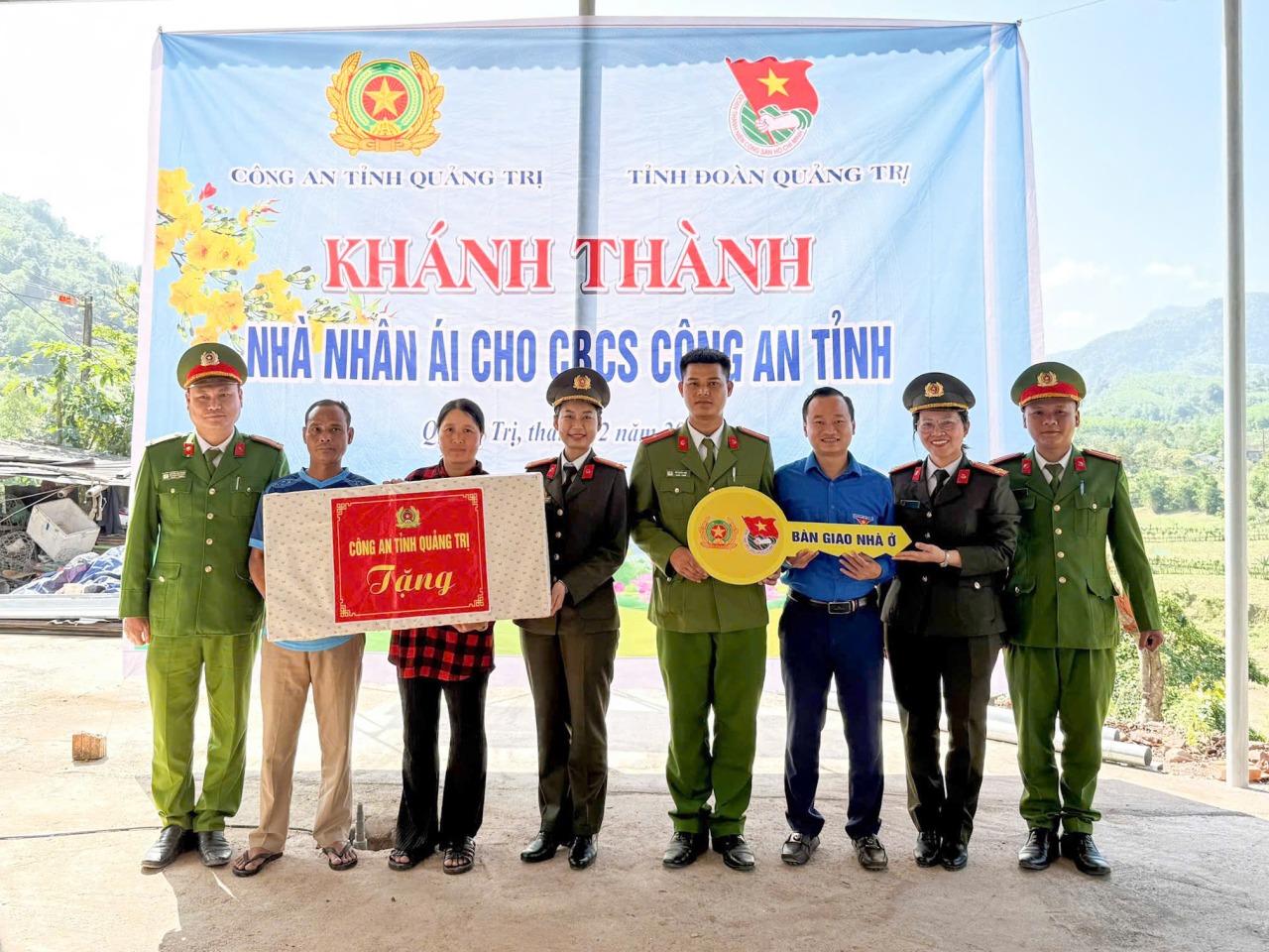 Hơn 10.000 suất quà Tết đến tay người khó khăn ở Quảng Trị - Ảnh 9.