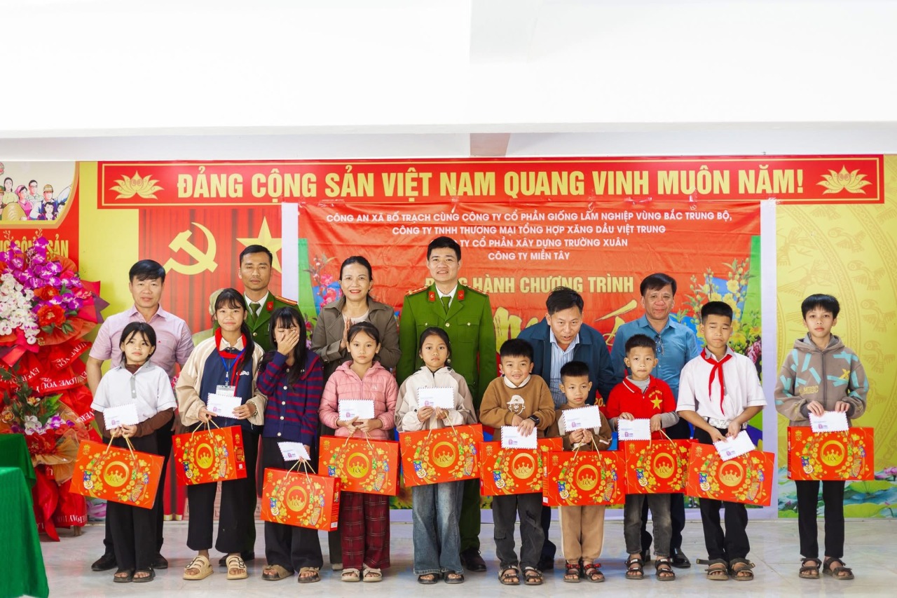 Hơn 10.000 suất quà Tết đến tay người khó khăn ở Quảng Trị - Ảnh 8.