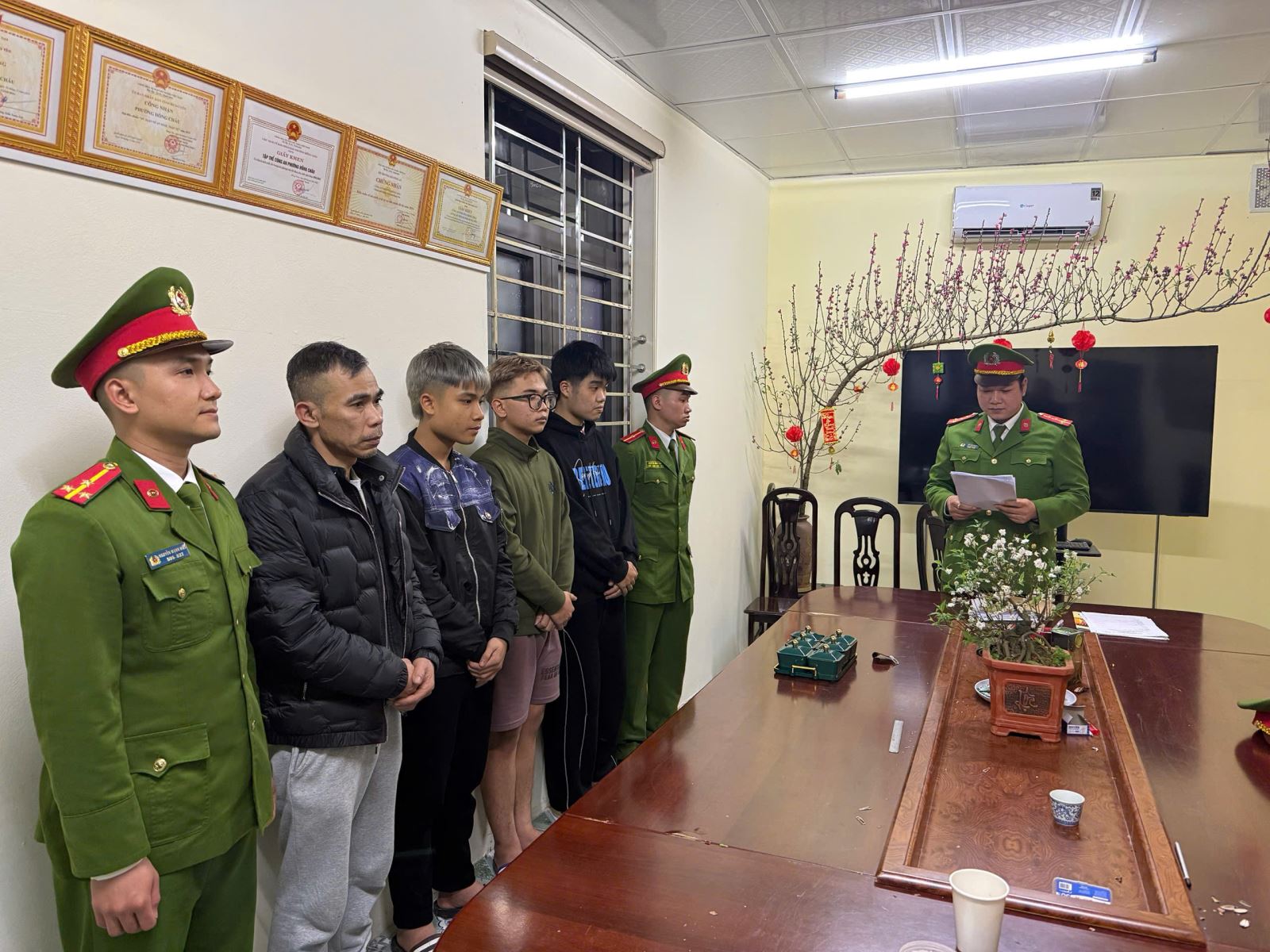 Khởi tố nh&oacute;m đối thương đến tiệm cắt t&oacute;c, đ&ograve;i nợ bằng hung kh&iacute; - Ảnh 2.