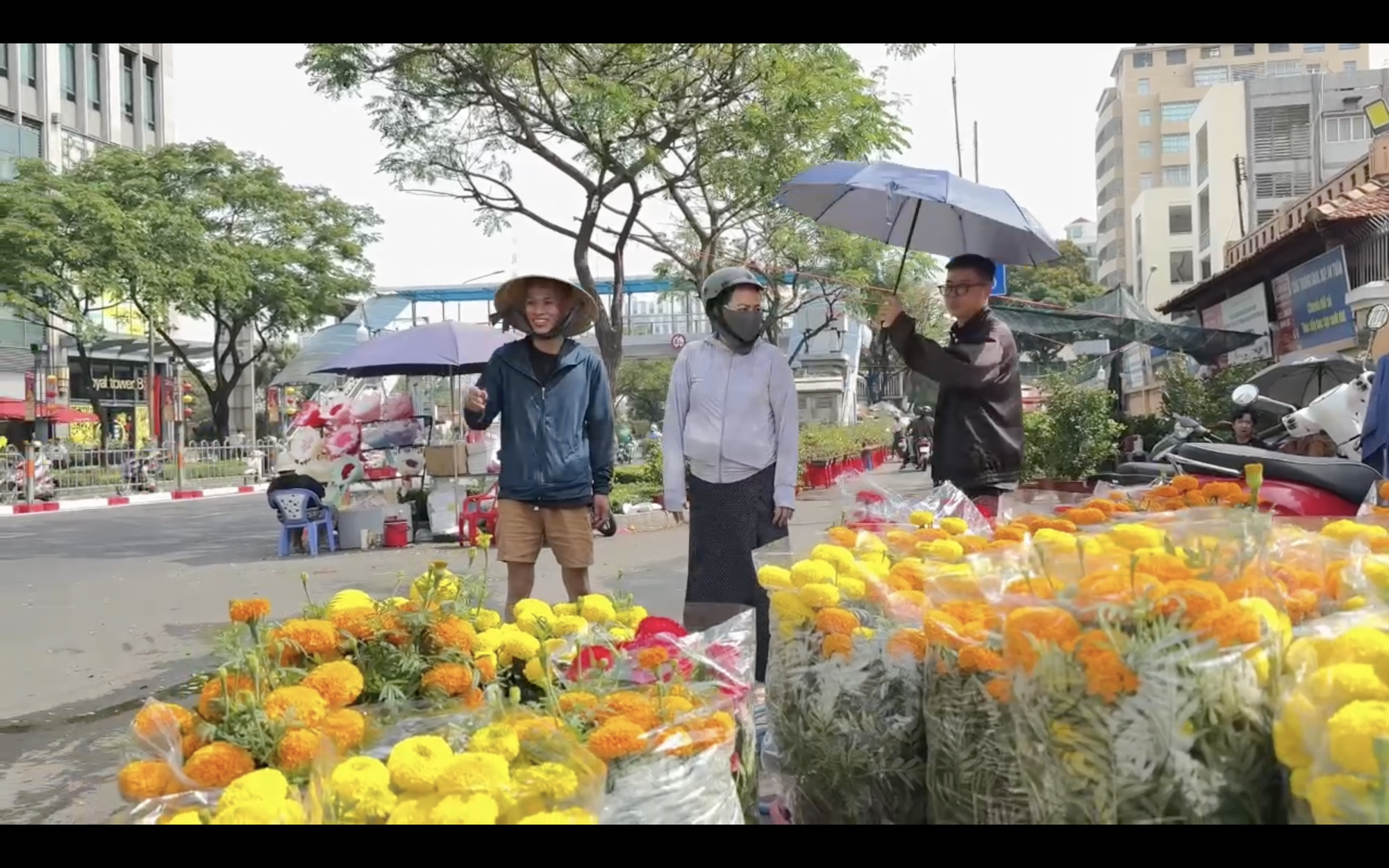 Theo chân tiểu thương mang Tết lên thành phố - Ảnh 1.